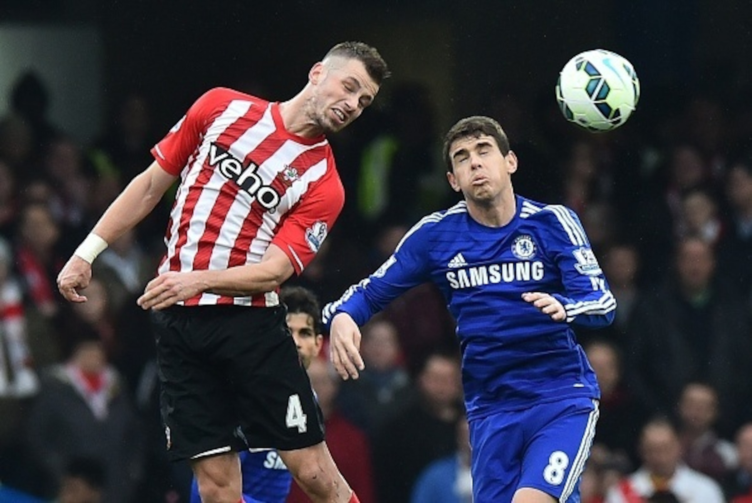 Chelsea's Brazilian midfielder Oscar (R) vies with Southampton's French midfielder Morgan Schneiderlin during the English Premier League football match between Chelsea and Southampton at Stamford Bridge in London on March 15, 2015. AFP PHOTO / BEN STANSAL