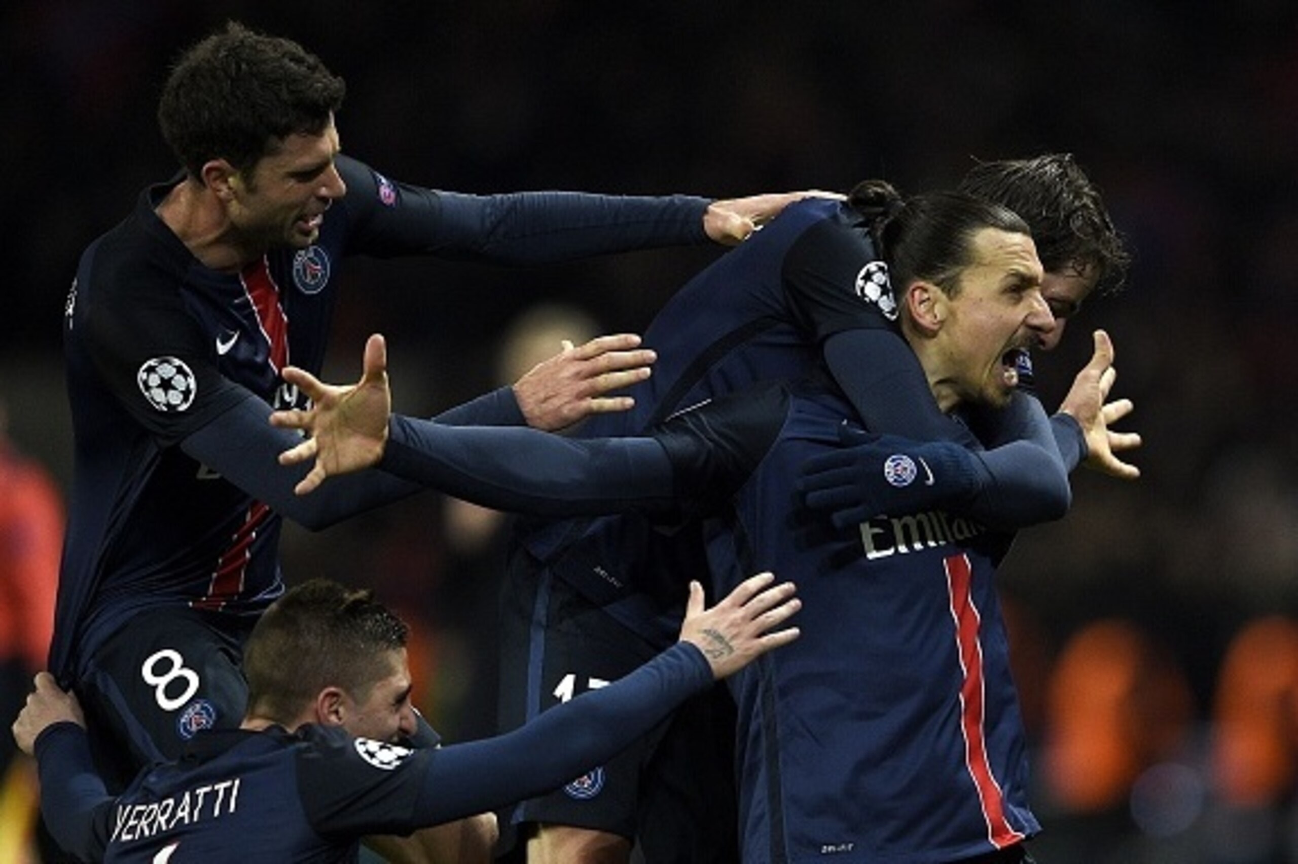 Paris Saint-Germain's Swedish forward Zlatan Ibrahimovic (R) celebrates with teammates after scoring a goal  during the Champions League round of 16 first leg football match between Paris Saint-Germain (PSG) and Chelsea FC on February 16, 2016, at the Par