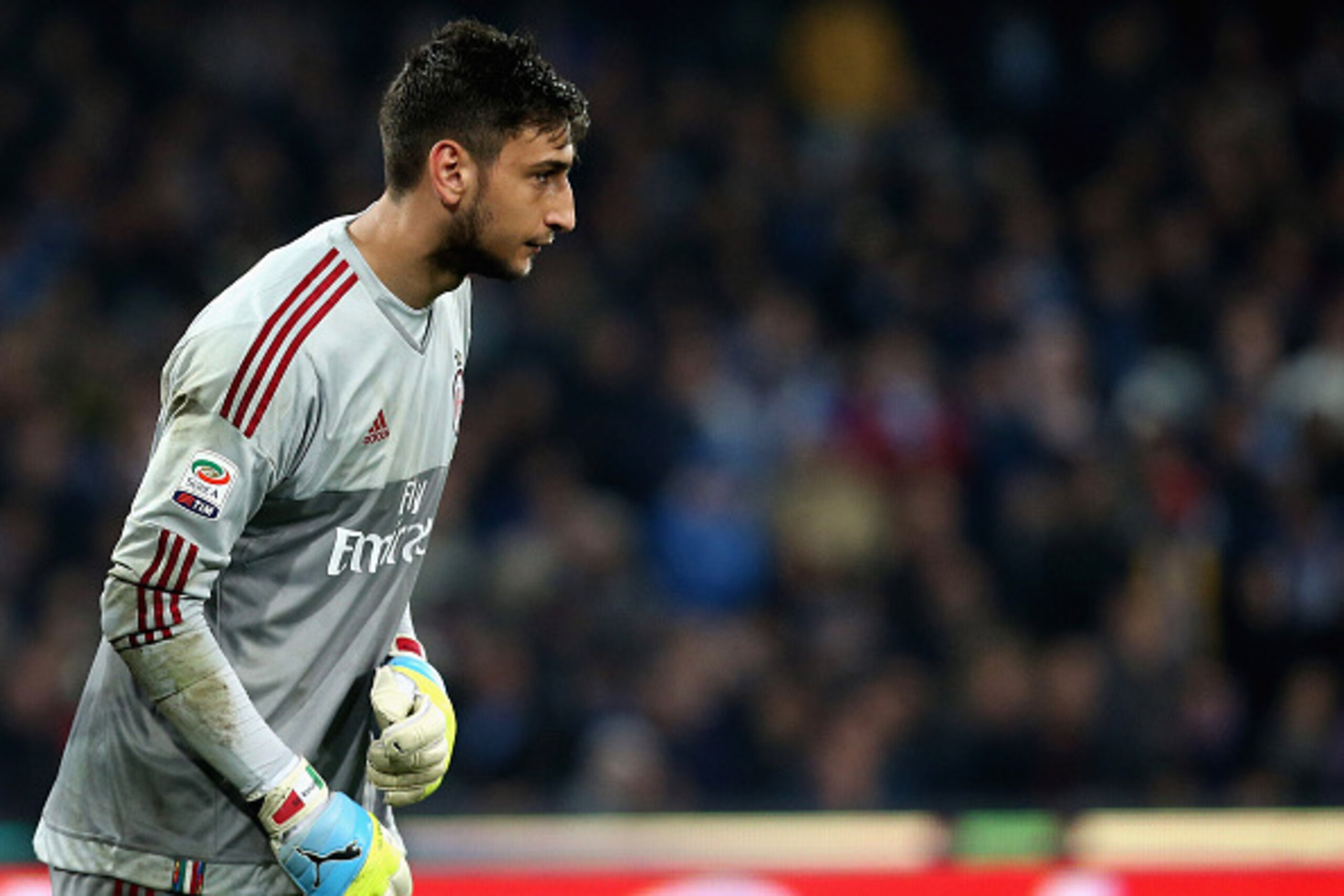 NAPLES, ITALY - FEBRUARY 22:  Gianluigi Donnarumma of Milan during the Serie A between SSC Napoli and AC Milan at Stadio San Paolo on February 22, 2016 in Naples, Italy.  (Photo by Maurizio Lagana/Getty Images)