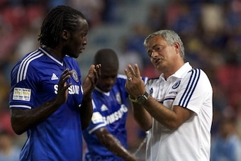 BANGKOK, THAILAND - JULY 17:  Romelu Lukaku of Chelsea speaks with Jose Mourinho coach of Chelsea during the international friendly match between Chelsea FC and the Singha Thailand All-Star XI at the Rajamangala Stadium in Bangkok, Thailand on July 17, 20
