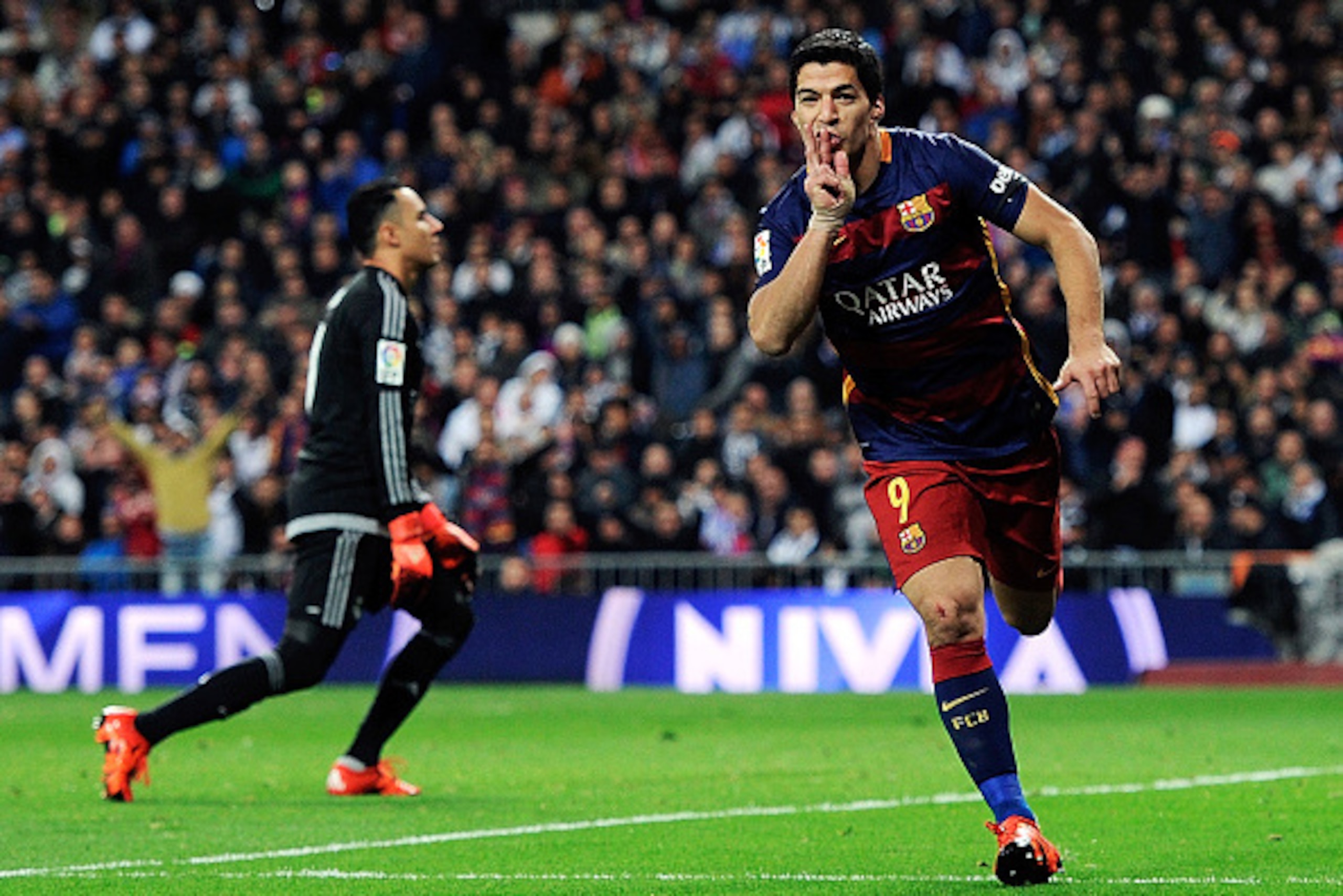 MADRID, SPAIN - NOVEMBER 21:  Luis Suarez of FC Barcelona celebrates after scoring his team's 4th goal during the La Liga match between Real Madrid and Barcelona at Estadio Santiago Bernabeu on November 21, 2015 in Madrid, Spain.  (Photo by Denis Doyle/Ge