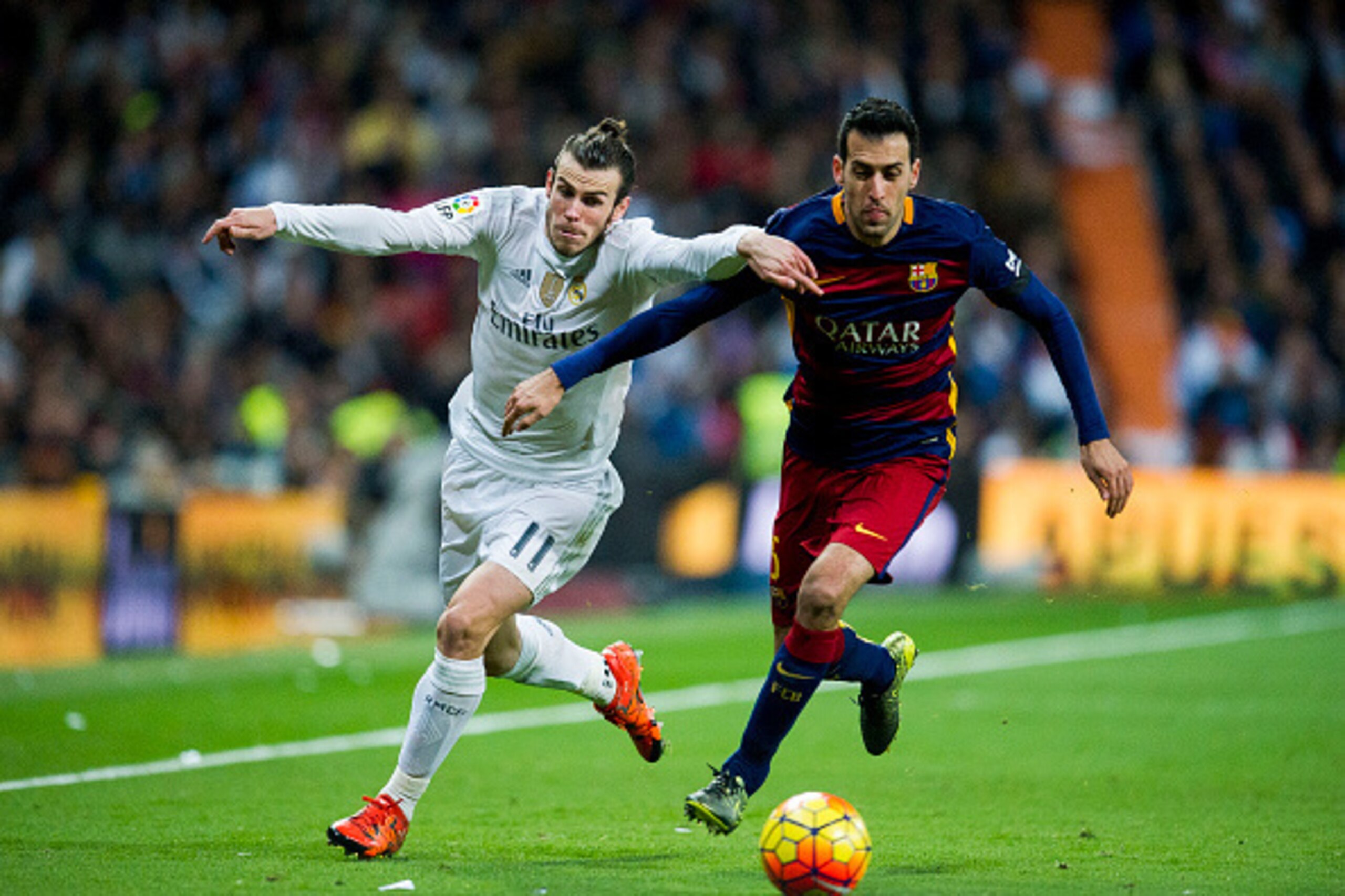 MADRID, SPAIN - NOVEMBER 21:  Gareth Bale of Real Madrid duels for the ball with Sergio Busquets of Barcelona during the La Liga match between Real Madrid CF and FC Barcelona at Estadio Santiago Bernabeu on November 21, 2015 in Madrid, Spain.  (Photo by J