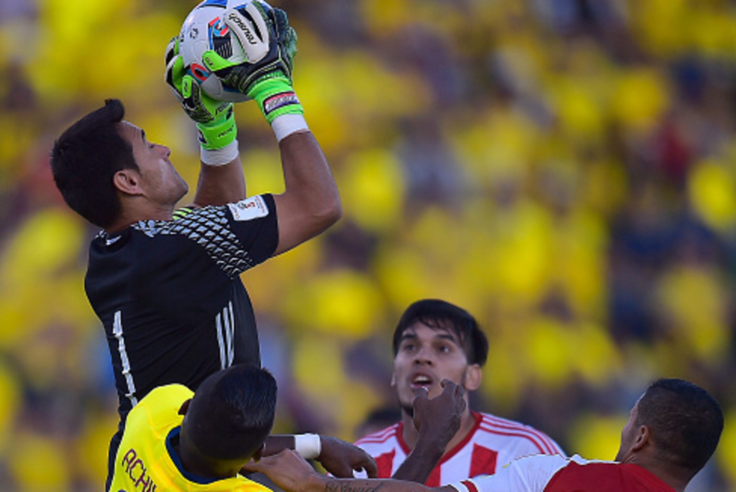 Paraguay's goalkeeper Justo Villar catches the ball during the Russia 2018 FIFA World Cup South American Qualifiers' football match against Ecuador, in Quito on March 24, 2016. AFP PHOTO / RODRIGO BUENDIA / AFP / RODRIGO BUENDIA (Photo credit sho Paraguay's goalkeeper Justo Villar catches the ball during the Russia 2018 FIFA World Cup South American Qualifiers' football match against Ecuador, in Quito on March 24, 2016. AFP PHOTO / RODRIGO BUENDIA / AFP / RODRIGO BUENDIA (Photo credit sho