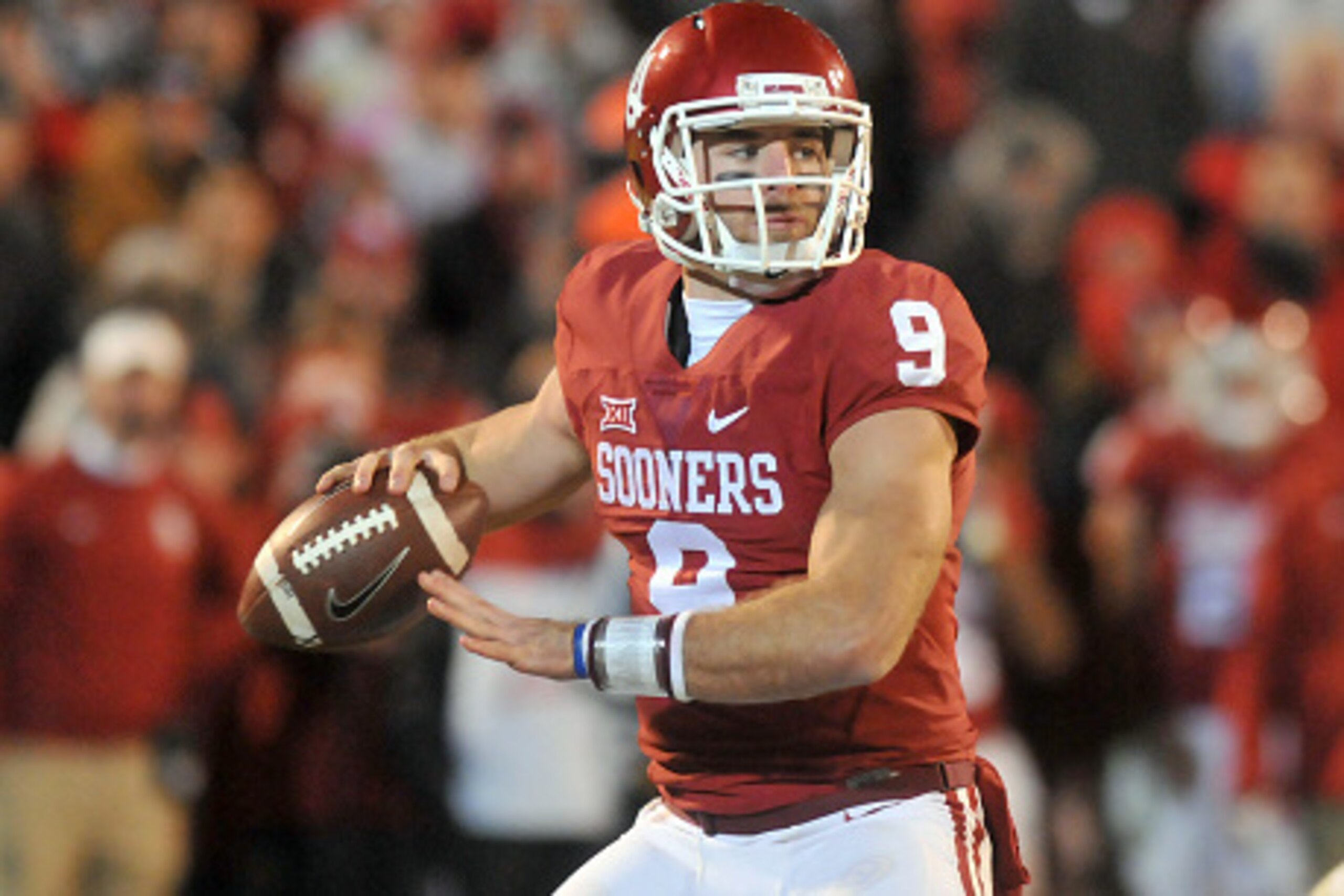 NORMAN, OK - NOVEMBER 21: Quarterback Trevor Knight #9 of the Oklahoma Sooners drops back to pass during their win against the TCU Horned Frogs on November 21, 2015 at the Gaylord Family Oklahoma Memorial Stadium in Norman, Oklahoma. (Photo by Jackson Lai
