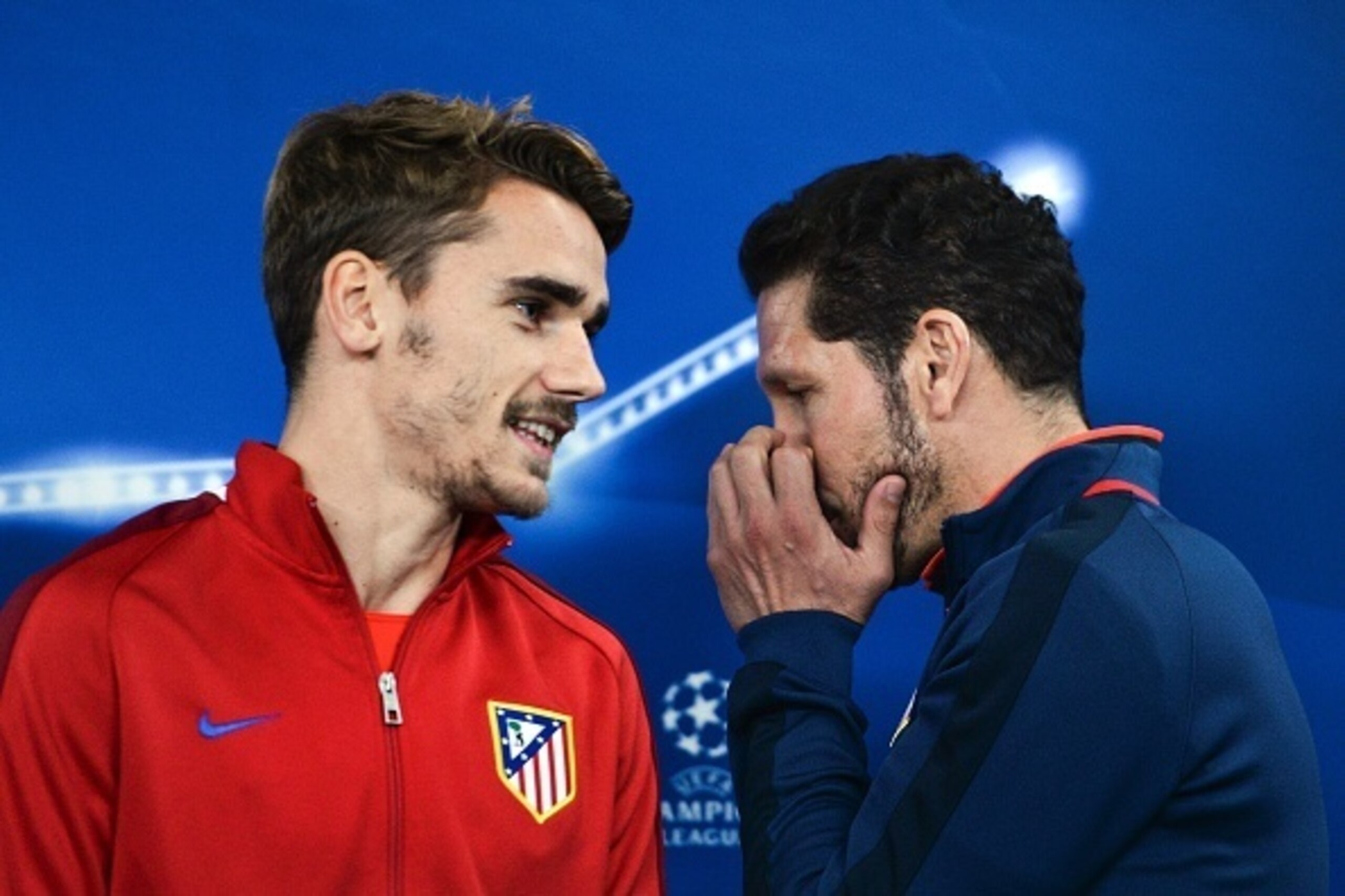 Atletico Madrid's head coach Diego Simeone (R) and Atletico Madrid's French midfielder Antoine Griezmann (L) arrive to give a press conference at Luz stadium in Lisbon, on December 7, 2015 on the eve of the UEFA Champions League Group C football match bet