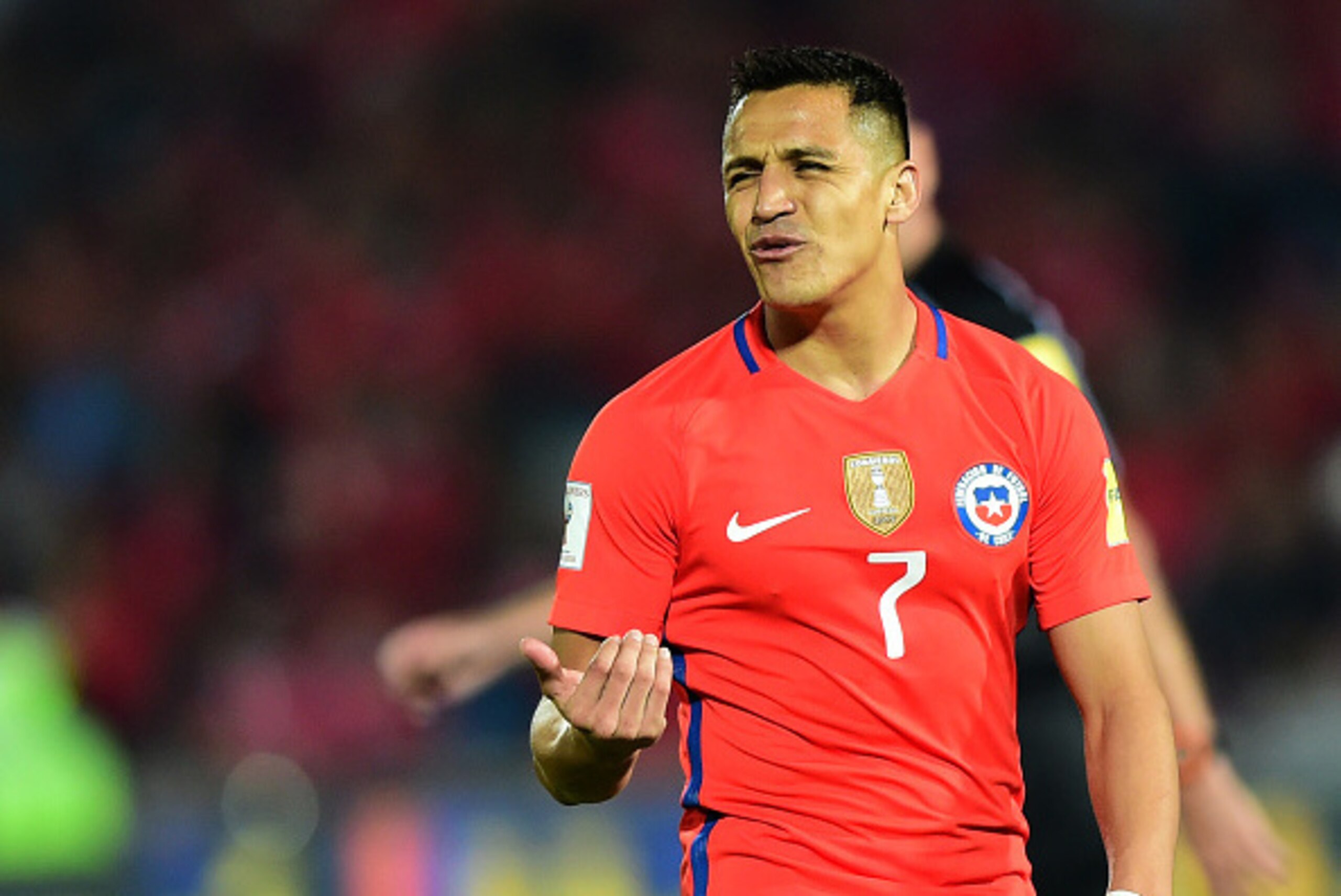 Chile's Alexis Sanchez gestures during the Russia 2018 FIFA World Cup South American Qualifiers' football match against Argentina, in Santiago on March 24, 2016.   AFP PHOTO / MARTIN BERNETTI / AFP / MARTIN BERNETTI        (Photo credit should read MARTIN