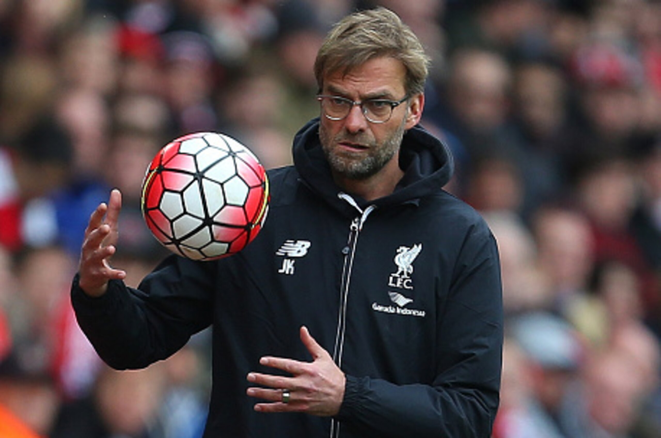 SOUTHAMPTON, ENGLAND - MARCH 20: Jurgen Klopp manager of Liverpool catches the ball during the Barclays Premier League match between Southampton and Liverpool on March 20, 2016 in Southampton, United Kingdom. (Photo by Catherine Ivill - AMA/Getty Images SOUTHAMPTON, ENGLAND - MARCH 20: Jurgen Klopp manager of Liverpool catches the ball during the Barclays Premier League match between Southampton and Liverpool on March 20, 2016 in Southampton, United Kingdom. (Photo by Catherine Ivill - AMA/Getty Images