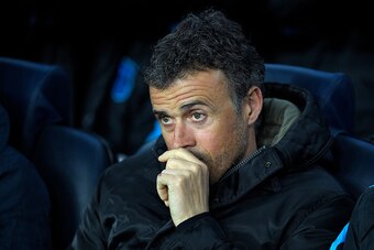 Barcelona's coach Luis Enrique looks on before the UEFA Champions League Round of 16 second leg football match FC Barcelona vs Arsenal FC at the Camp Nou stadium in Barcelona on March 16, 2016.  / AFP / LLUIS GENE        (Photo credit should read LLUIS GE