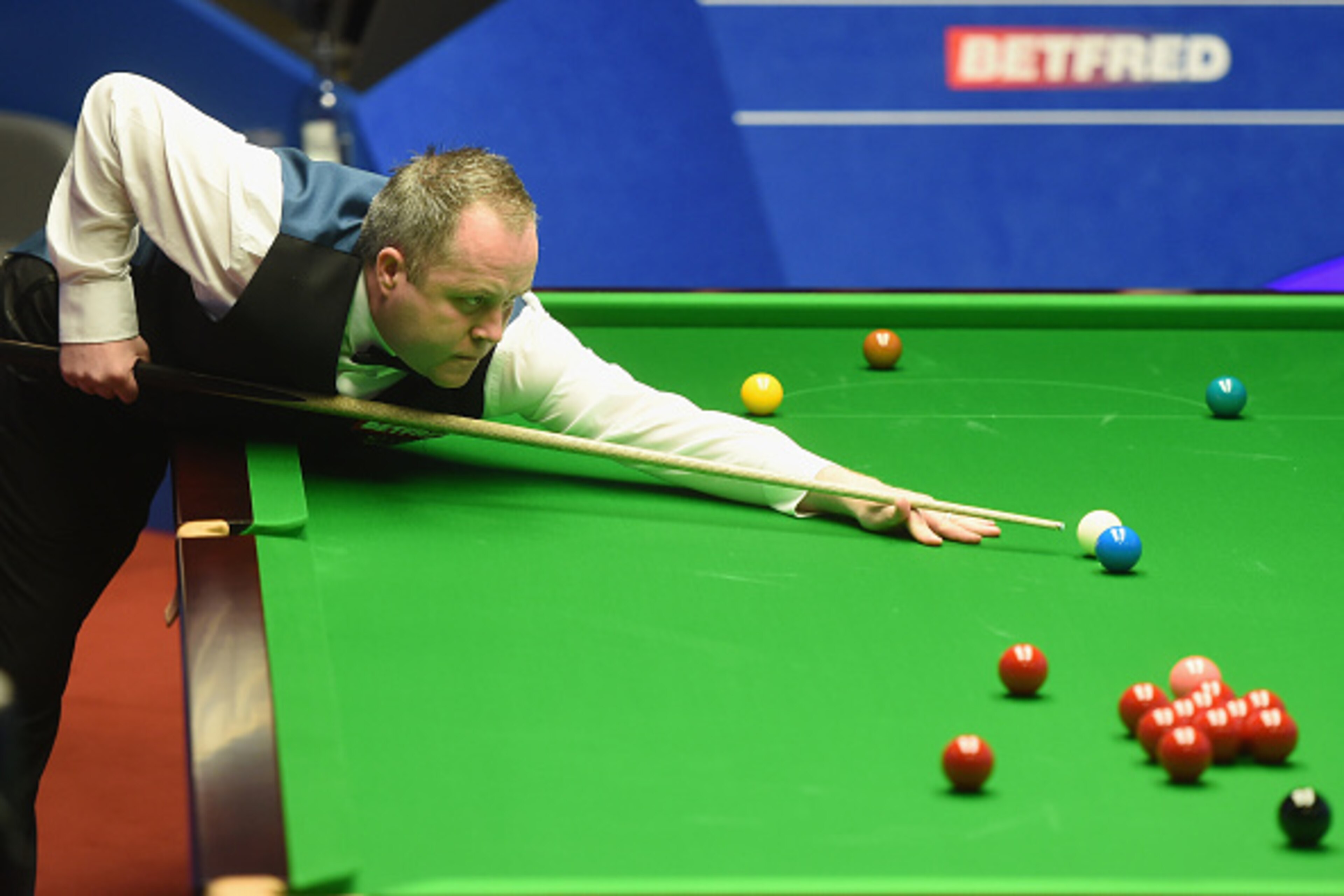 SHEFFIELD, ENGLAND - APRIL 23: John Higgins of Scotland plays a shot against Ding Junhui of China during day six of the 2015 Betfred World Snooker Championship at Crucible Theatre on April 23, 2015 in Sheffield, England. (Photo by Michael Regan/Getty Im SHEFFIELD, ENGLAND - APRIL 23: John Higgins of Scotland plays a shot against Ding Junhui of China during day six of the 2015 Betfred World Snooker Championship at Crucible Theatre on April 23, 2015 in Sheffield, England. (Photo by Michael Regan/Getty Im