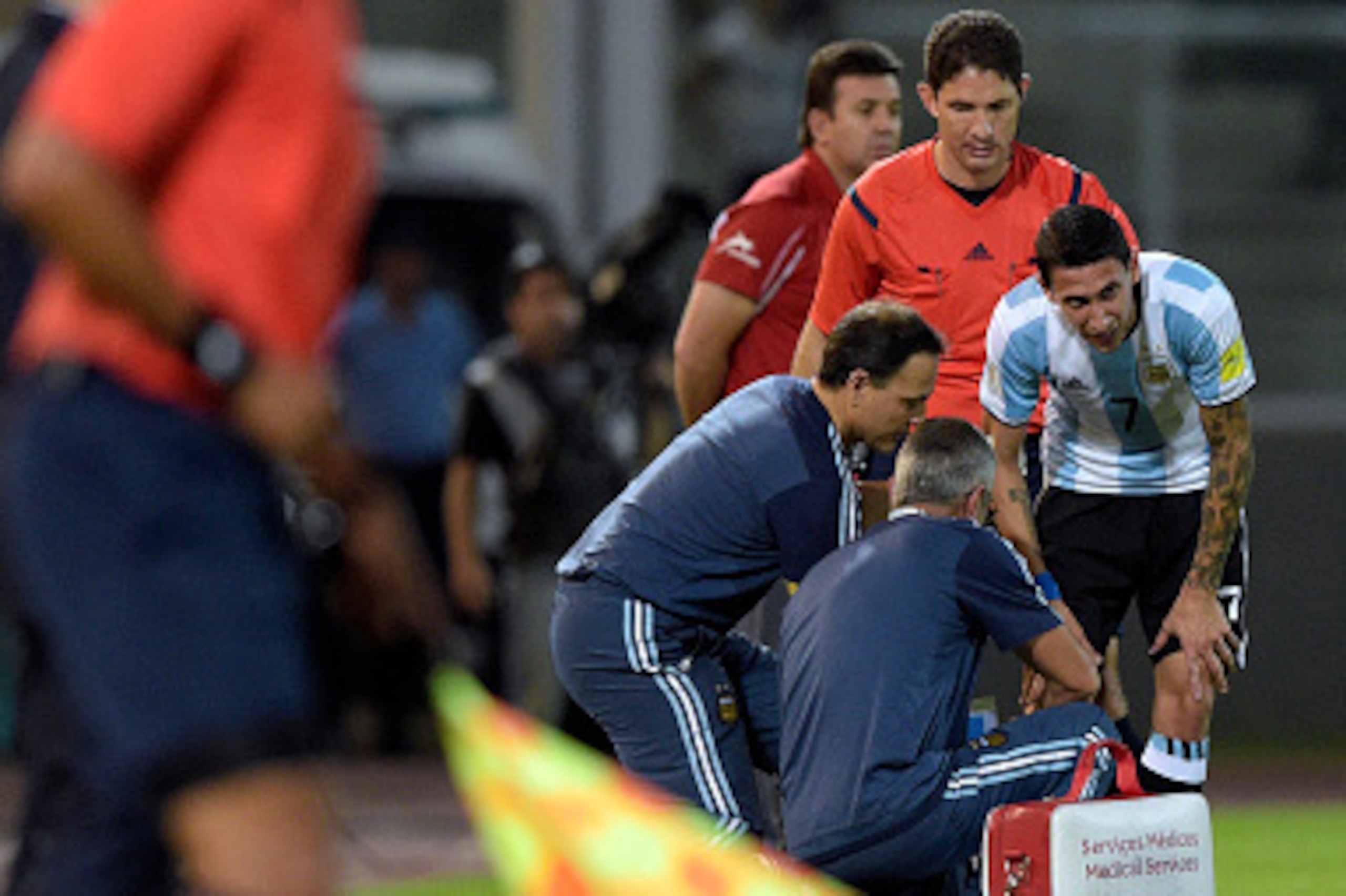 Argentina's Angel Di Maria is helped by the medical staff after being injured during the Russia 2018 FIFA World Cup South American Qualifiers' football match against Bolivia in Cordoba, Argentina, on March 29, 2016.        AFP PHOTO / EITAN ABRAMOVICH / A