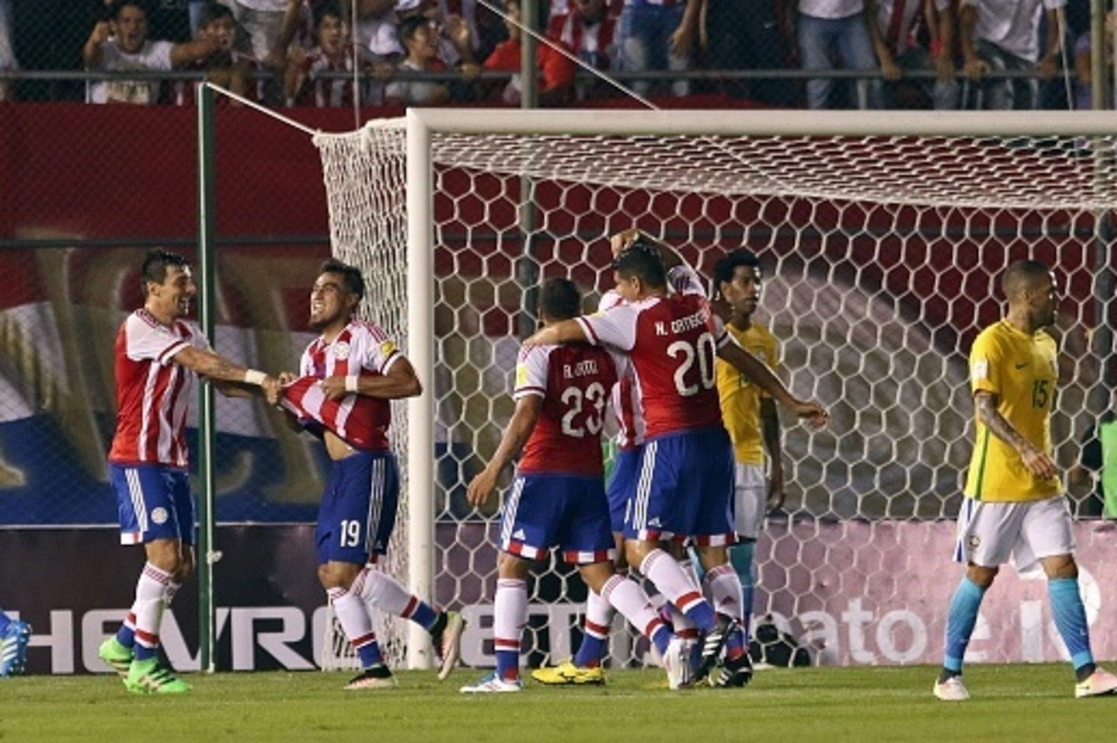 Paraguay's Dario Lezcano (3-L) celebrates with teammates after scoring against Brazil during the Russia 2018 FIFA World Cup South American Qualifiers' football match in Asuncion, on March 29, 2016. AFP PHOTO / NORBERTO DUARTE / AFP / NORBERTO DUARTE Paraguay's Dario Lezcano (3-L) celebrates with teammates after scoring against Brazil during the Russia 2018 FIFA World Cup South American Qualifiers' football match in Asuncion, on March 29, 2016. AFP PHOTO / NORBERTO DUARTE / AFP / NORBERTO DUARTE