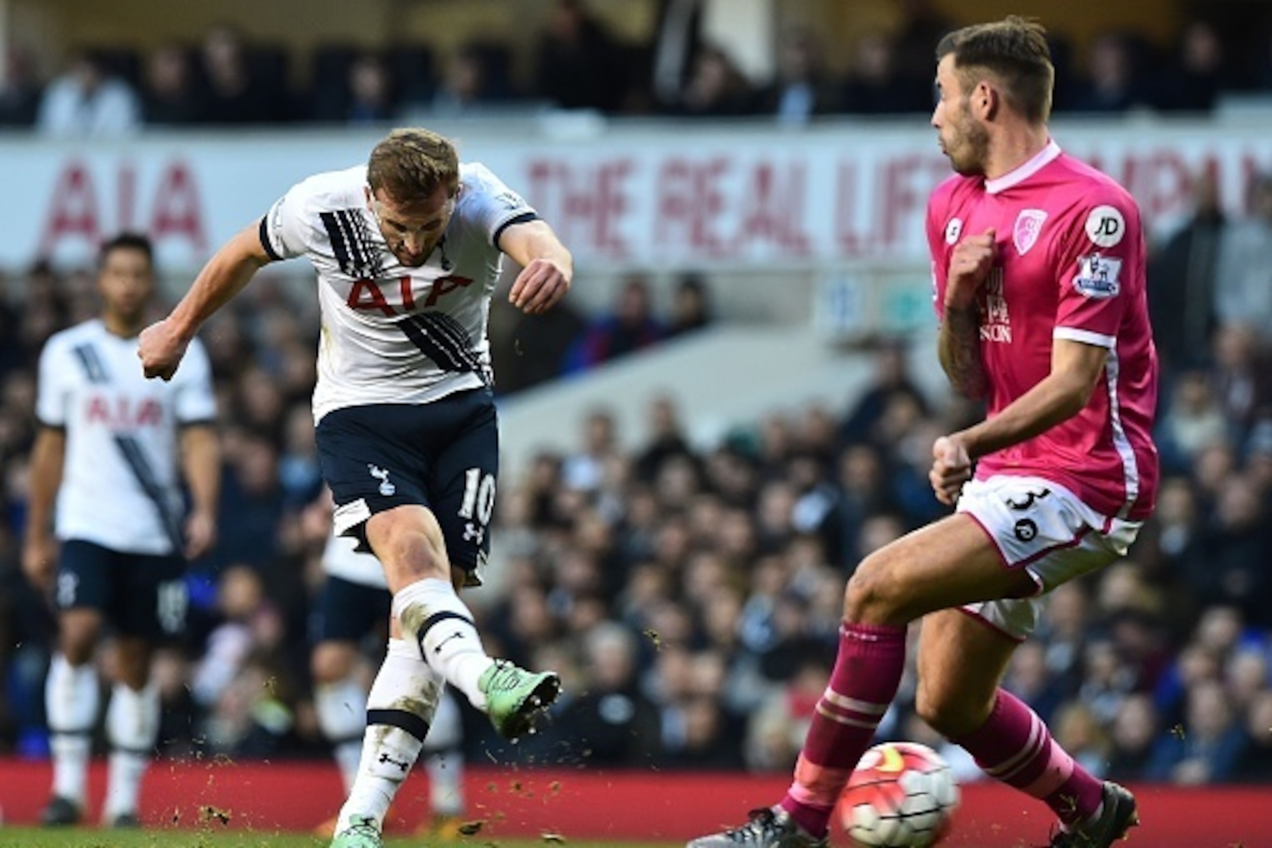 Tottenham Hotspur's English striker Harry Kane shoots wide during the English Premier League football match between Tottenham Hotspur and Bournemouth at White Hart Lane in London, on March 20, 2016. / AFP / BEN STANSALL / RESTRICTED TO EDITORIAL USE. No u Tottenham Hotspur's English striker Harry Kane shoots wide during the English Premier League football match between Tottenham Hotspur and Bournemouth at White Hart Lane in London, on March 20, 2016. / AFP / BEN STANSALL / RESTRICTED TO EDITORIAL USE. No u