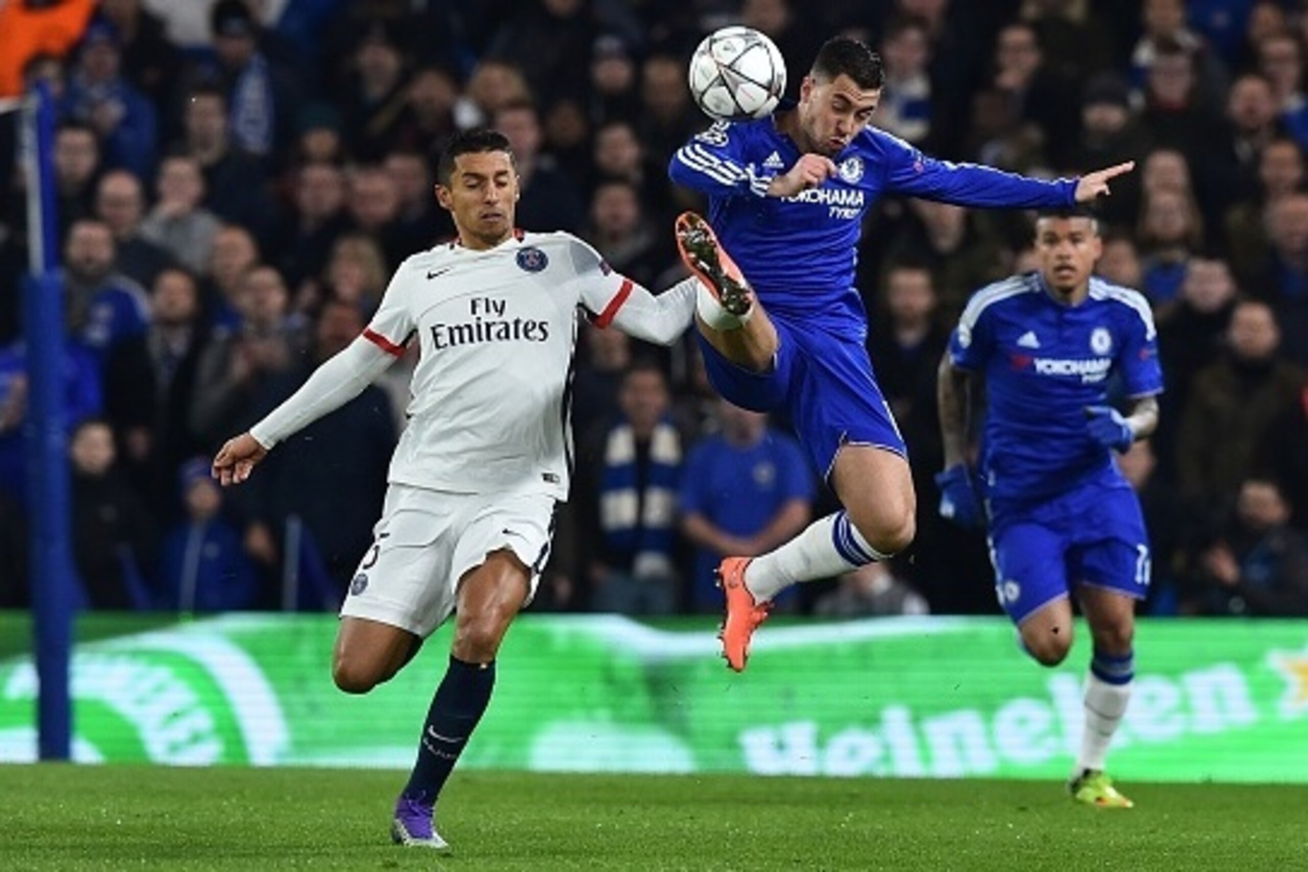 Paris Saint-Germain's Brazilian defender Marquinhos (L) vies with Chelsea's Belgian midfielder Eden Hazard (R) during the UEFA Champions League round of 16 second leg football match between Chelsea and Paris Saint-Germain (PSG) at Stamford Bridge in Londo