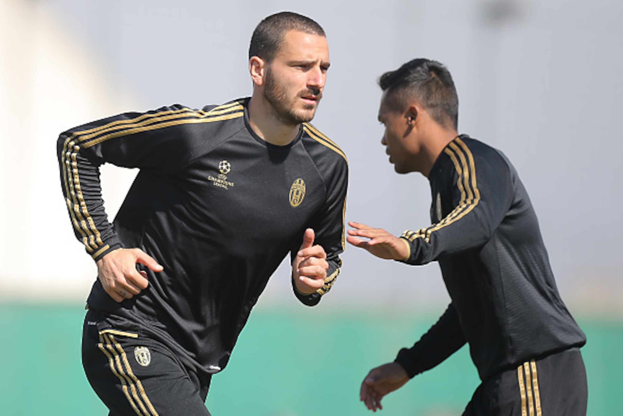 Juventus' defender Leonardo Bonucci (L) takes part in a training session on March 15, 2016 at the Juventus Training Center in Vinovo, near Turin on the eve of the UEFA Champions League football match between FC Bayern Munich and Juventus. / AFP / MARCO BE