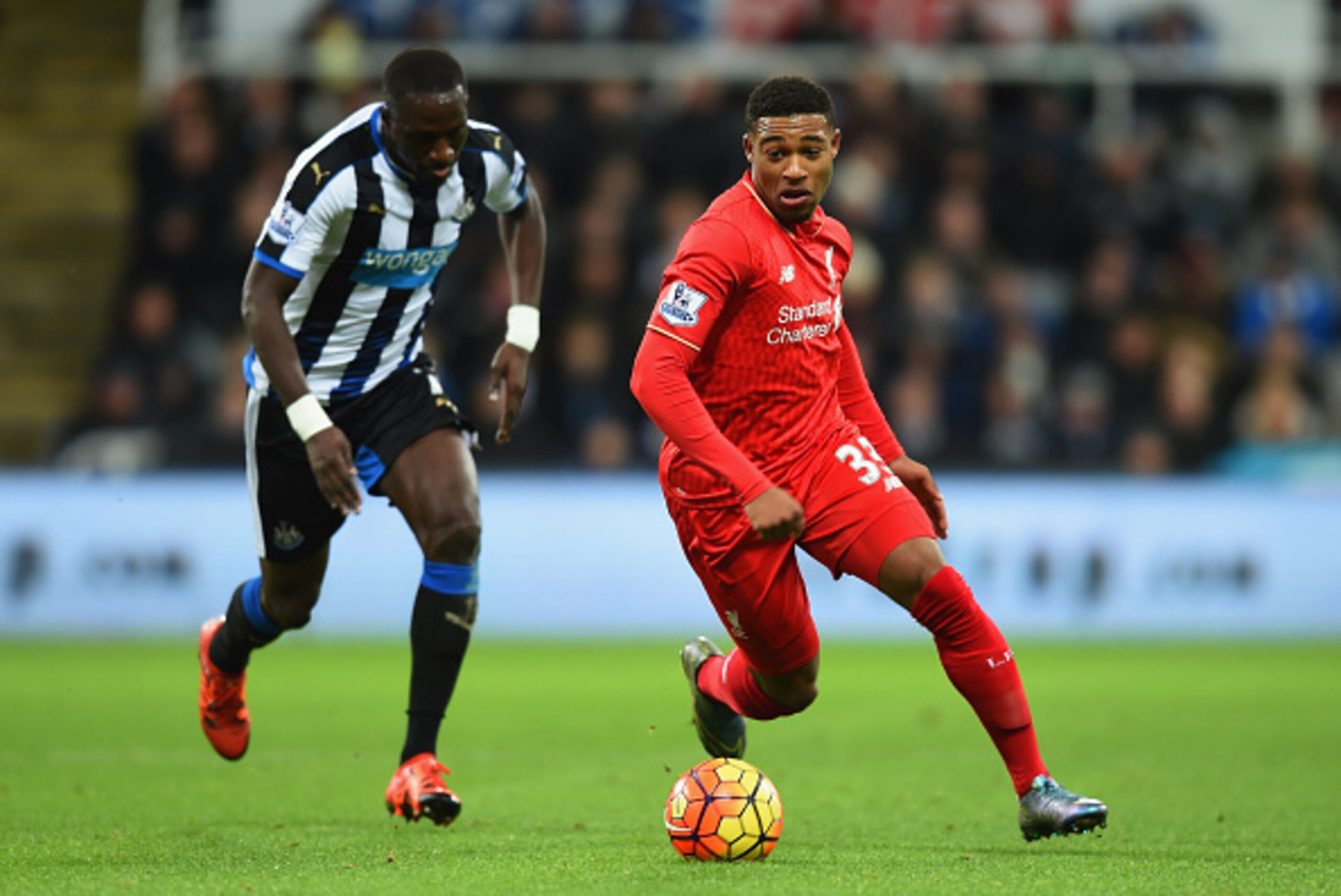 NEWCASTLE UPON TYNE, ENGLAND - DECEMBER 06:  Jordon Ibe of Liverpool is chased by Moussa Sissoko of Newcastle United during the Barclays Premier League match between Newcastle United and Liverpool at St James' Park on December 6, 2015 in Newcastle upon Ty