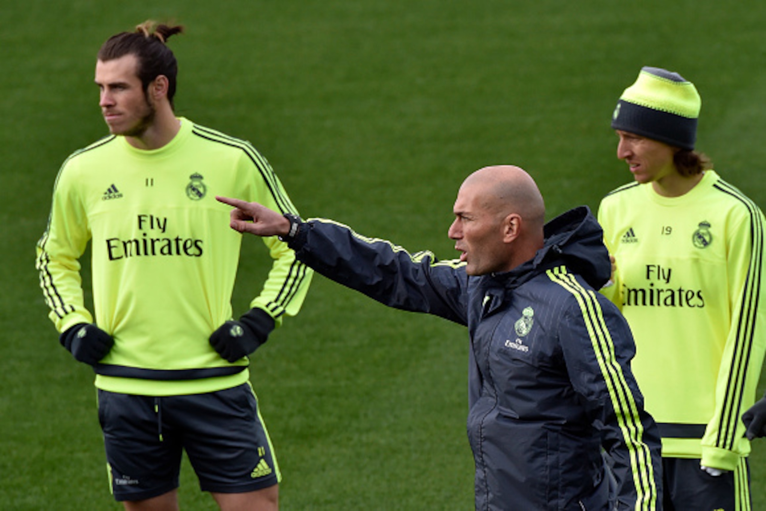 Real Madrid's new French coach Zinedine Zidane (C) points his finger next to Real Madrid's Welsh forward Gareth Bale (L) and Real Madrid's Croatian midfielder Luka Modric (R) during a training session at the Valdebebas training ground in Madrid on January
