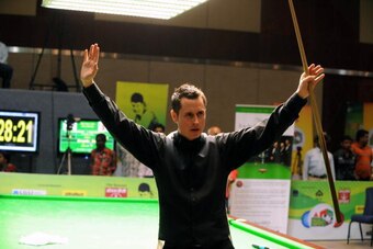 Alfie Burden of England gestures after winning the men's singles title of the World Snooker championship held at the Hyderabad International Convention Center (HICC) in Hyderabad on November 25, 2009. AFP PHOTO / Noah SEELAM (Photo credit should read NOAH