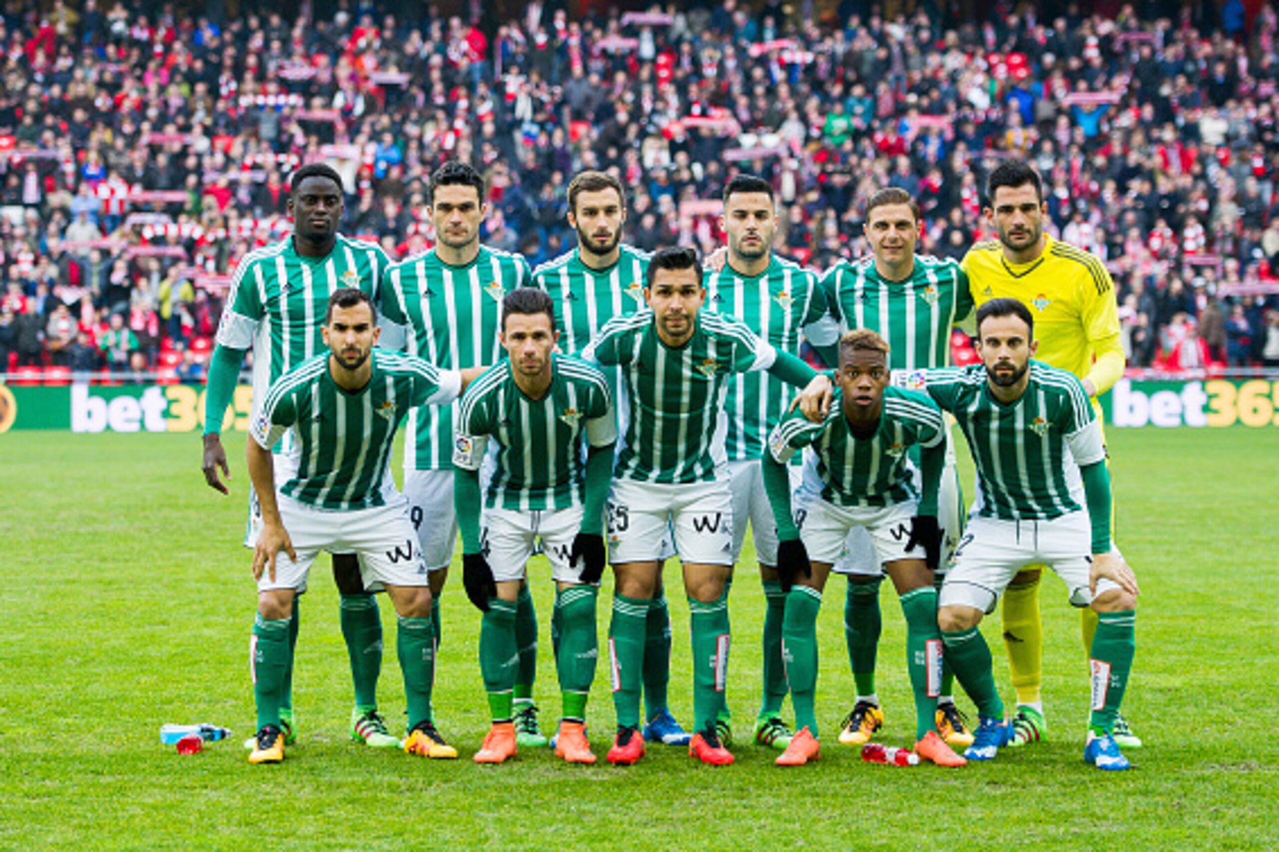 BILBAO, SPAIN - MARCH 13:  Real Betis Balompie line up for a team photo prior to the start the La Liga match between Athletic Club Bilbao and Real Betis Balompie at San Mames Stadium on March 13, 2016 in Bilbao, Spain.  (Photo by Juan Manuel Serrano Arce/