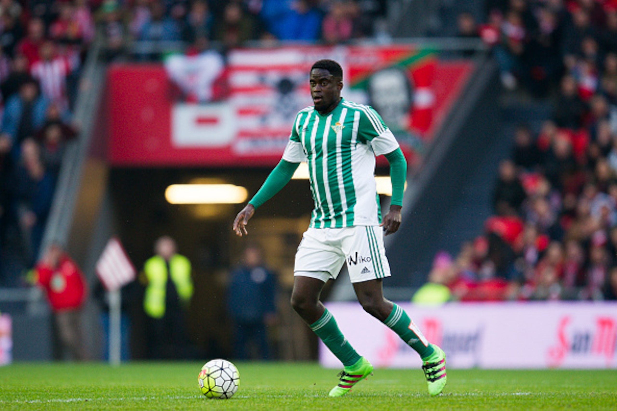 BILBAO, SPAIN - MARCH 13:  Alfred N'Diaye of Real Betis Balompie controls the ball during the La Liga match between Athletic Club Bilbao and Real Betis Balompie at San Mames Stadium on March 13, 2016 in Bilbao, Spain.  (Photo by Juan Manuel Serrano Arce/G