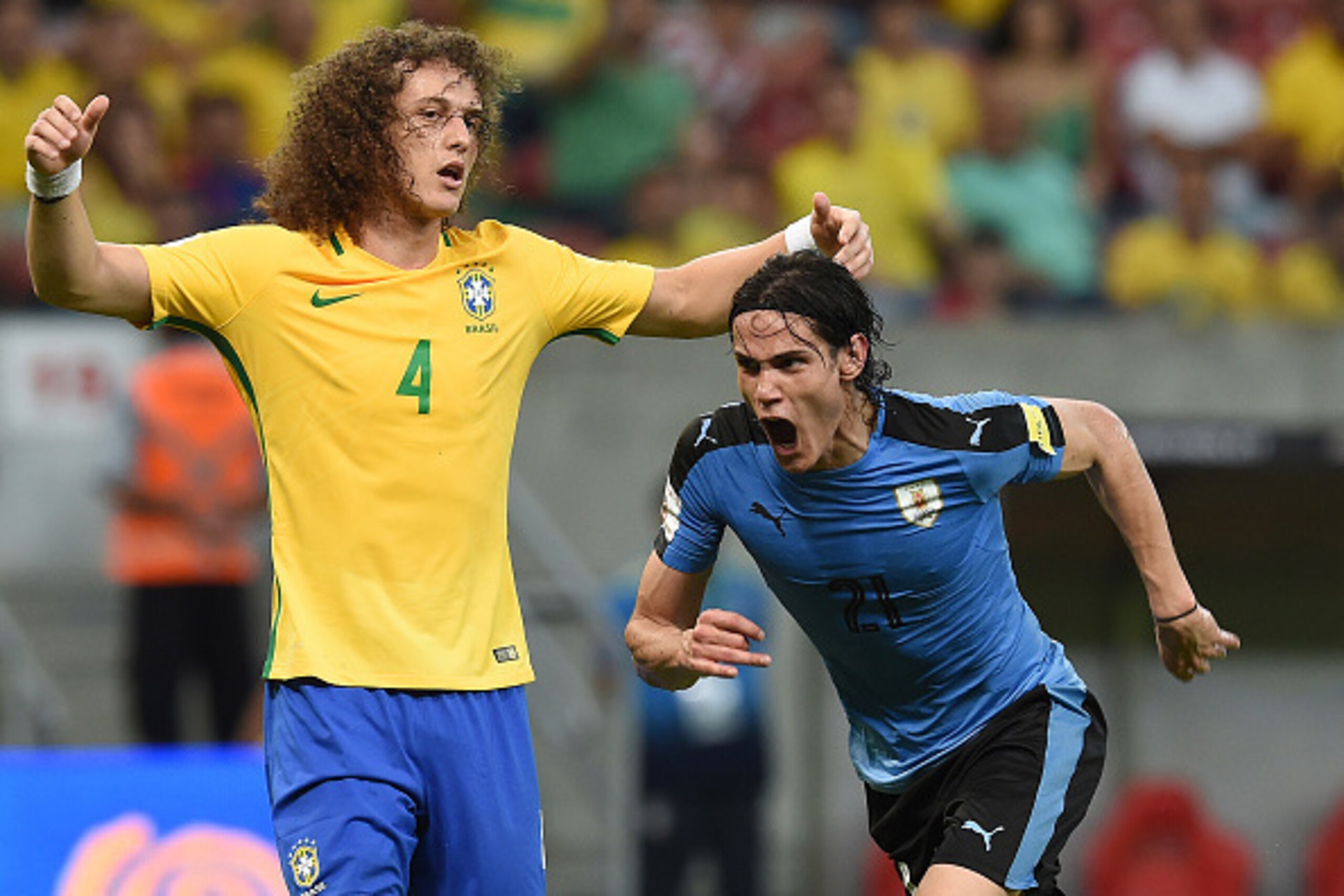 Uruguay's Edinson Cavani (R) celebrates after scoring against Brazil during their Russia 2018 FIFA World Cup South American Qualifiers' football match, in Recife, northeastern Brazil, on March 25, 2016.   AFP PHOTO / VANDERLEI ALMEIDA / AFP / VANDERLEI AL