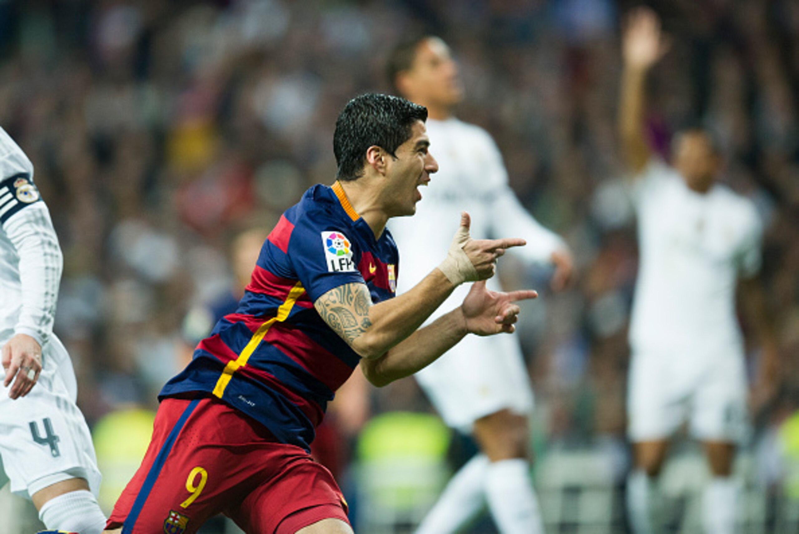 MADRID, SPAIN - NOVEMBER 21:  Luis Suarez of Barcelona celebrates after scoring goal during the La Liga match between Real Madrid CF and FC Barcelona at Estadio Santiago Bernabeu on November 21, 2015 in Madrid, Spain.  (Photo by Juan Manuel Serrano Arce/G