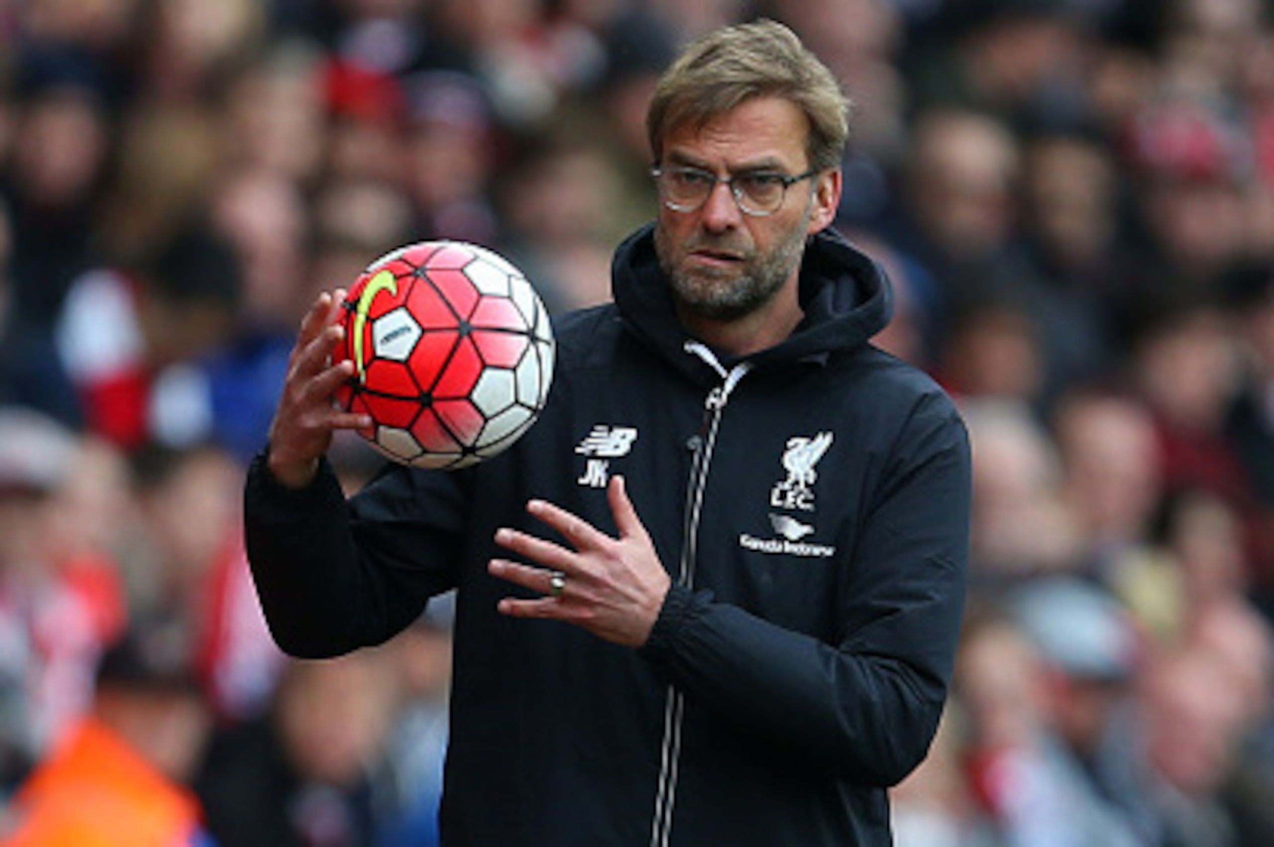 SOUTHAMPTON, ENGLAND - MARCH 20: Jurgen Klopp manager of Liverpool catches the ball during the Barclays Premier League match between Southampton and Liverpool on March 20, 2016 in Southampton, United Kingdom. (Photo by Catherine Ivill - AMA/Getty Images SOUTHAMPTON, ENGLAND - MARCH 20: Jurgen Klopp manager of Liverpool catches the ball during the Barclays Premier League match between Southampton and Liverpool on March 20, 2016 in Southampton, United Kingdom. (Photo by Catherine Ivill - AMA/Getty Images
