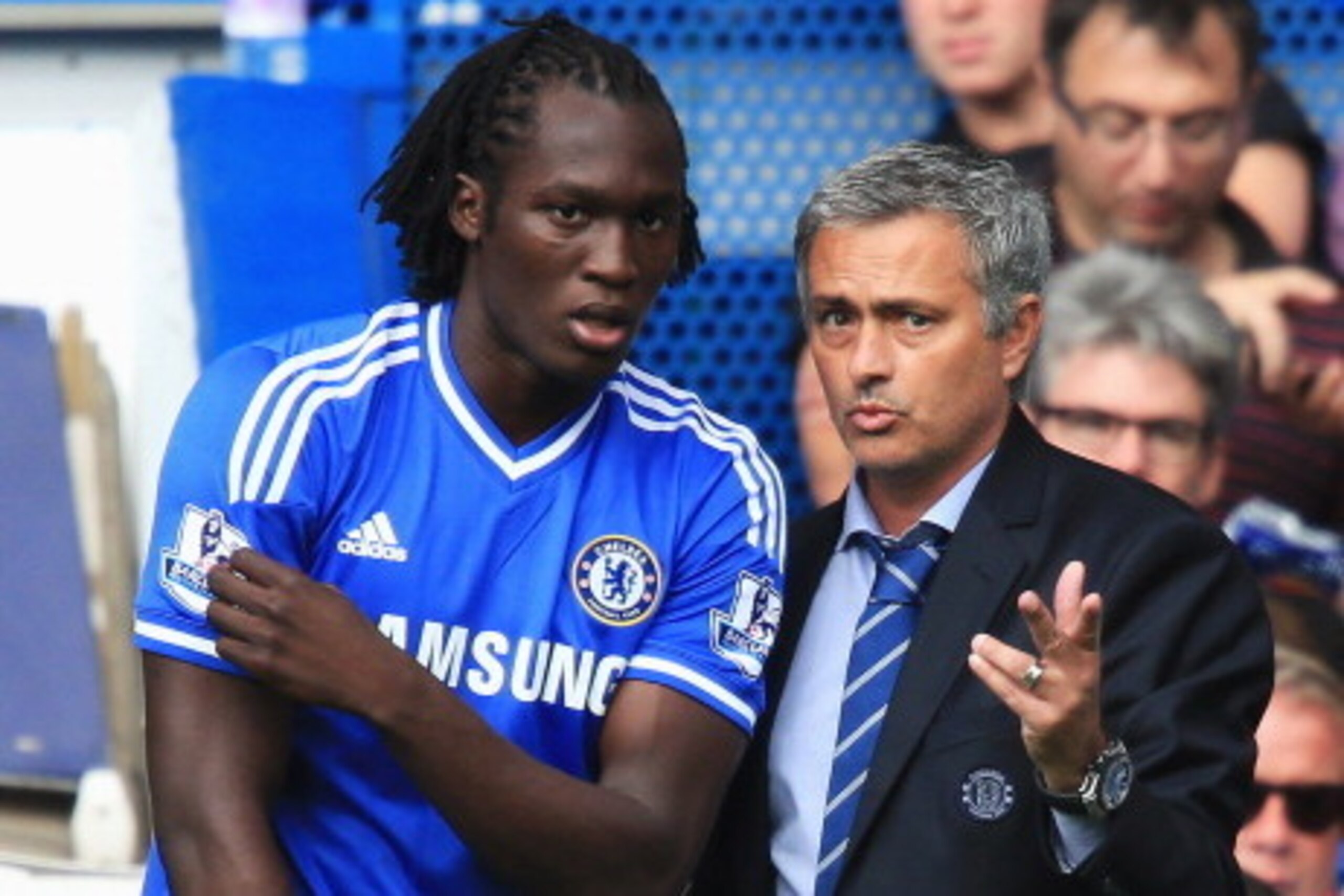 LONDON, ENGLAND - AUGUST 18:  Chelsea manager Jose Mourinho talks to substitute Romelu Lukaku of Chelsea during the Barclays Premier League match between Chelsea and Hull City at Stamford Bridge on August 18, 2013 in London, England.  (Photo by Richard He