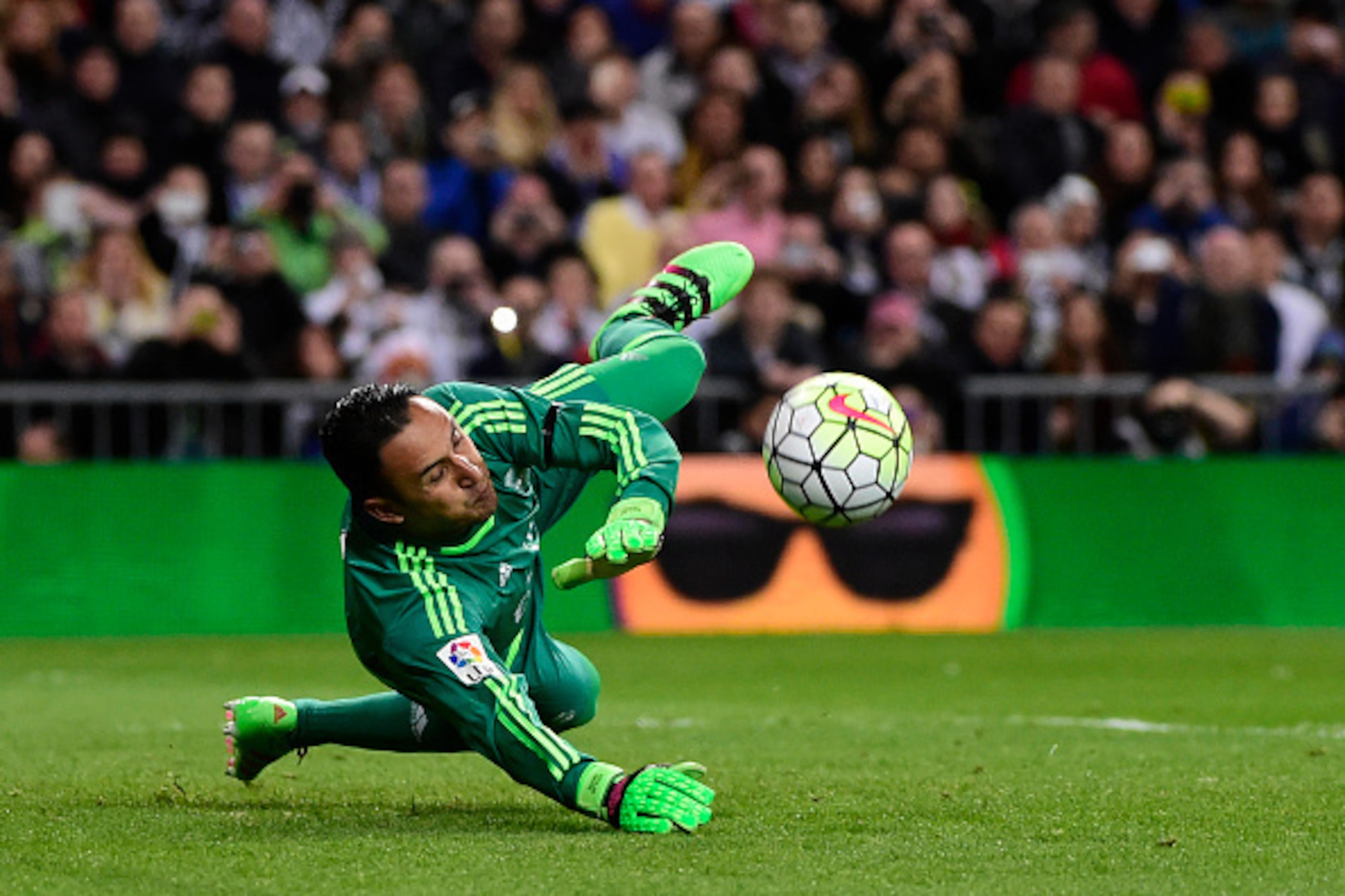 Real Madrid's Costa Rican goalkeeper Keylor Navas stops a penalty during the Spanish league football match Real Madrid CF vs Sevilla FC at the Santiago Bernabeu stadium in Madrid on March 20, 2016. / AFP / PIERRE-PHILIPPE MARCOU (Photo credit shou Real Madrid's Costa Rican goalkeeper Keylor Navas stops a penalty during the Spanish league football match Real Madrid CF vs Sevilla FC at the Santiago Bernabeu stadium in Madrid on March 20, 2016. / AFP / PIERRE-PHILIPPE MARCOU (Photo credit shou