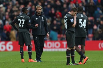 SOUTHAMPTON, ENGLAND - MARCH 20:  Jurgen Klopp manager of Liverpool shakes hands with Divock Origi of Liverpool as his players stand dejected at the end of the Barclays Premier League match between Southampton and Liverpool on March 20, 2016 in Southampto