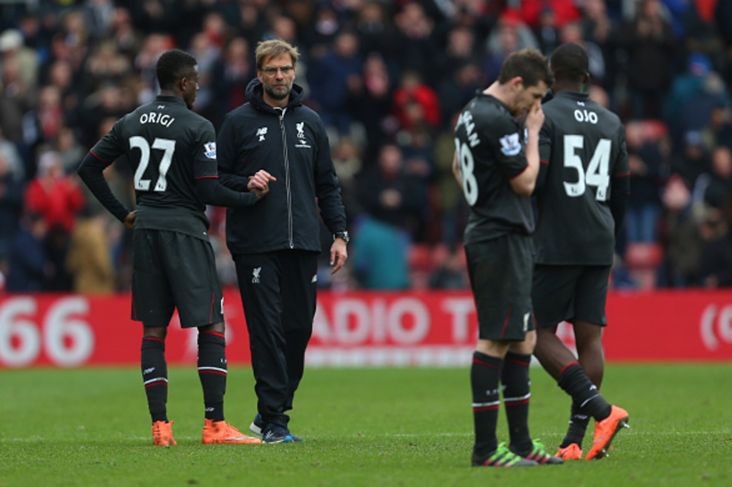 SOUTHAMPTON, ENGLAND - MARCH 20:  Jurgen Klopp manager of Liverpool shakes hands with Divock Origi of Liverpool as his players stand dejected at the end of the Barclays Premier League match between Southampton and Liverpool on March 20, 2016 in Southampto