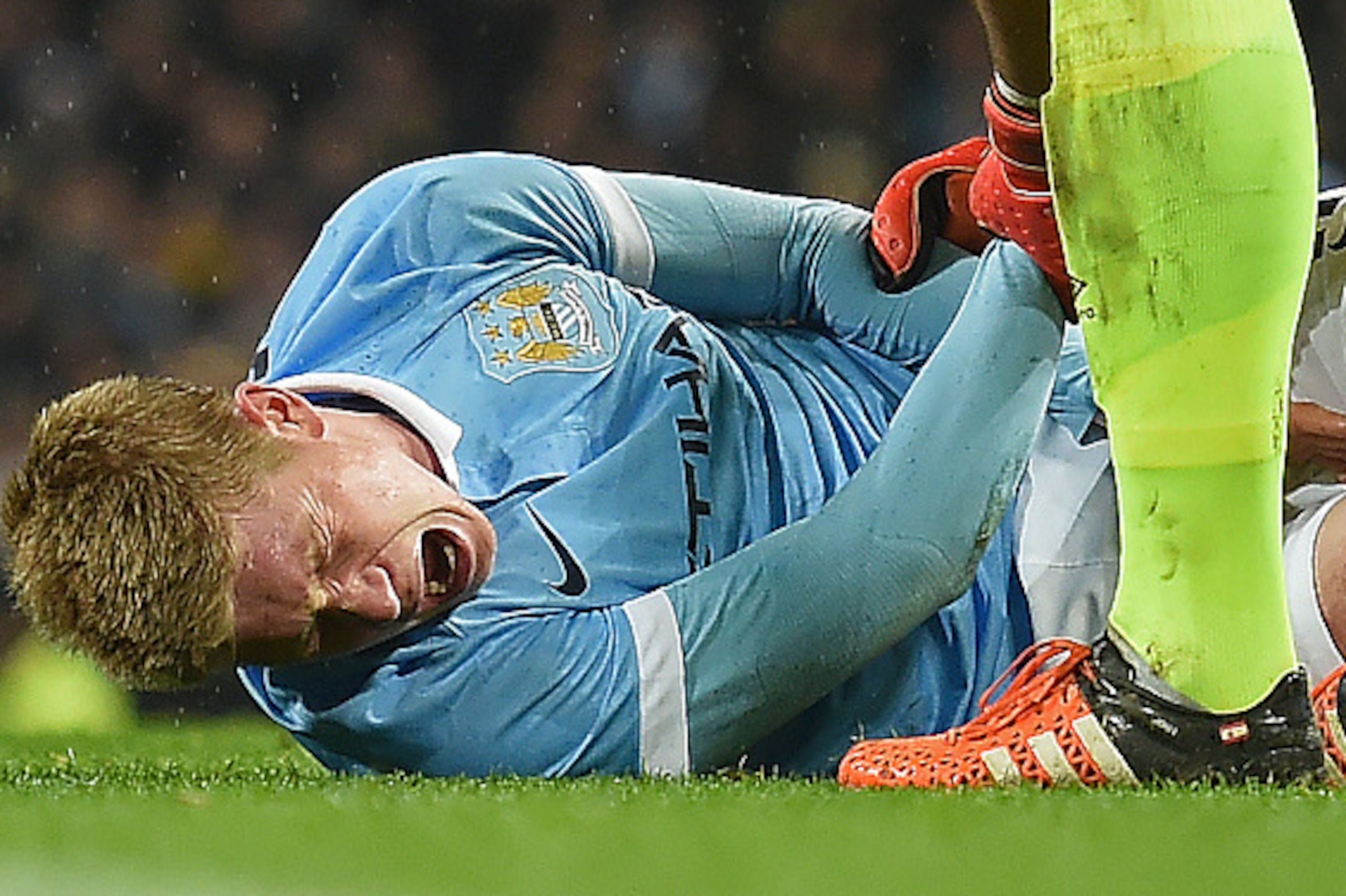 Manchester City's Belgian midfielder Kevin De Bruyne (L) reacts as he talks with Everton's Spanish goalkeeper Joel Robles before being stretchered off during the English League Cup semi-final second leg football match between Manchester City and Everton t Manchester City's Belgian midfielder Kevin De Bruyne (L) reacts as he talks with Everton's Spanish goalkeeper Joel Robles before being stretchered off during the English League Cup semi-final second leg football match between Manchester City and Everton t