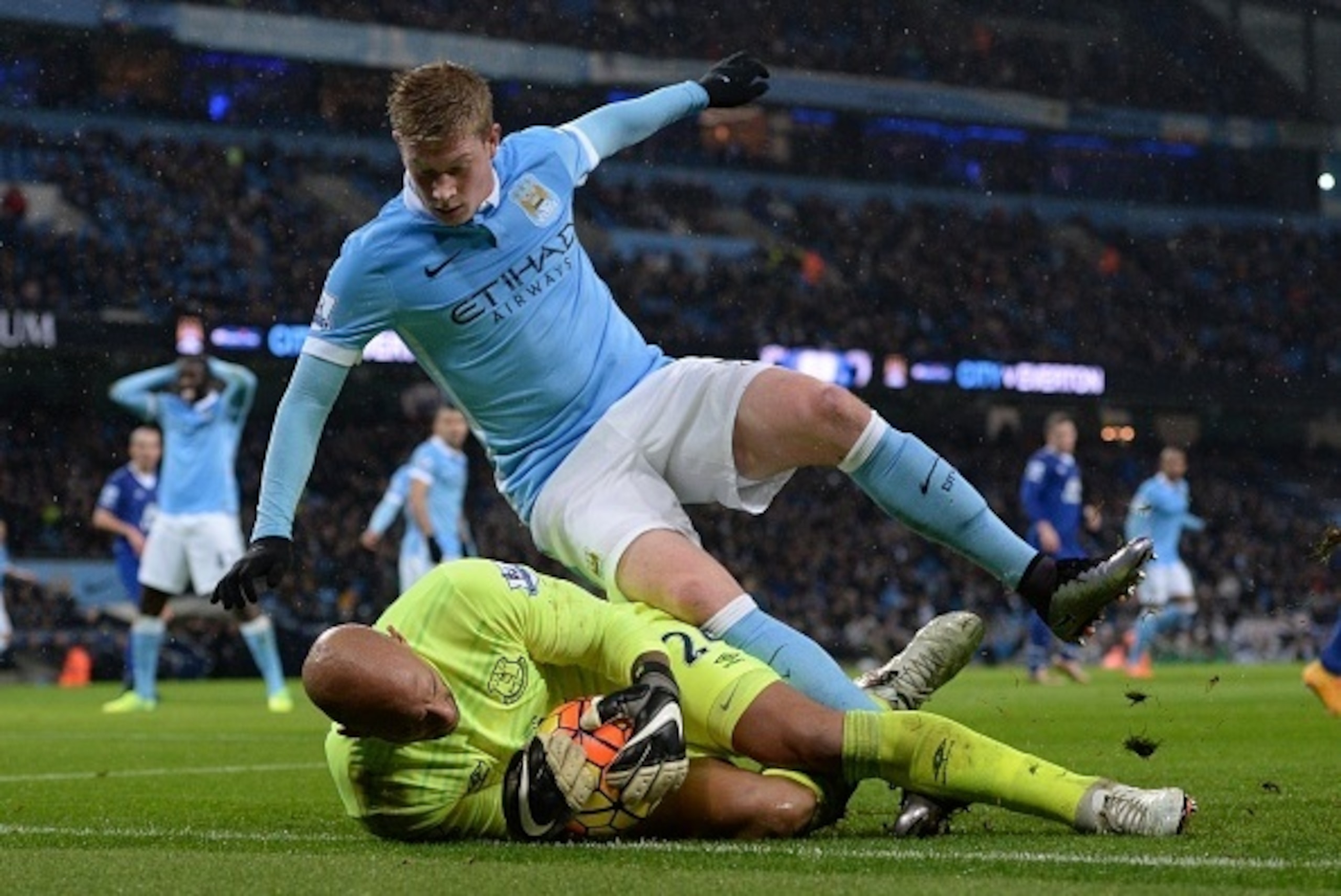 Manchester City's Belgian midfielder Kevin De Bruyne (top) has a shot saved by Everton's US goalkeeper Tim Howard during the English Premier League football match between Manchester City and Everton at the Etihad stadium in Manchester, north west England Manchester City's Belgian midfielder Kevin De Bruyne (top) has a shot saved by Everton's US goalkeeper Tim Howard during the English Premier League football match between Manchester City and Everton at the Etihad stadium in Manchester, north west England