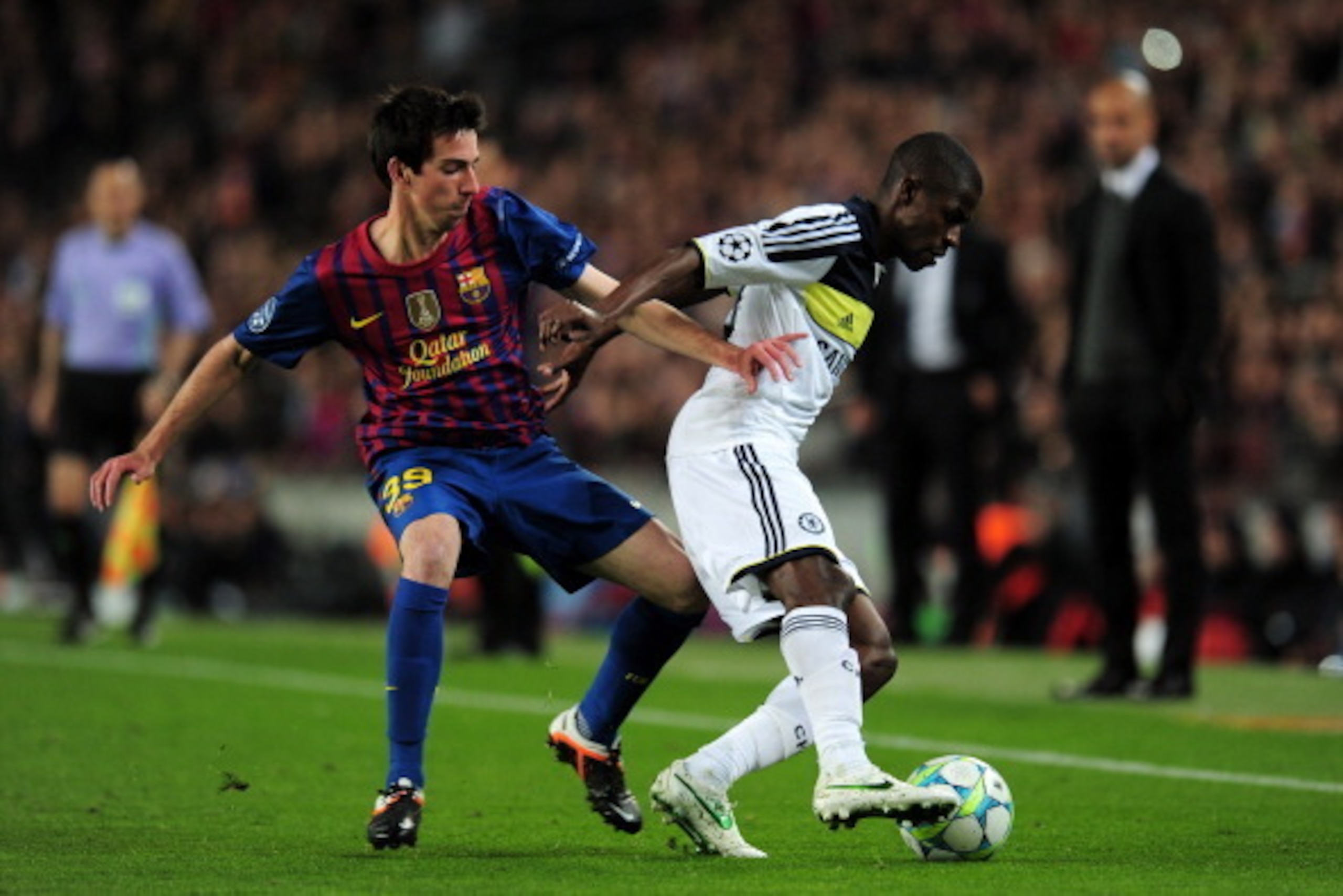BARCELONA, SPAIN - APRIL 24: Ramires of Chelsea holds off a challenge from Isaac Cuenca of Barcelona during the UEFA Champions League Semi Final, second leg match between FC Barcelona and Chelsea FC at Camp Nou on April 24, 2012 in Barcelona, Spain. (Ph BARCELONA, SPAIN - APRIL 24: Ramires of Chelsea holds off a challenge from Isaac Cuenca of Barcelona during the UEFA Champions League Semi Final, second leg match between FC Barcelona and Chelsea FC at Camp Nou on April 24, 2012 in Barcelona, Spain. (Ph