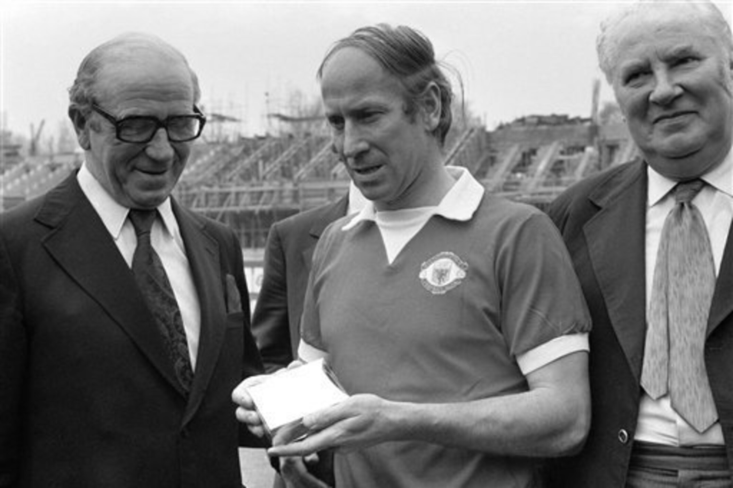 Sir Matt and Sir Bobby commemorate the latter's final United match.