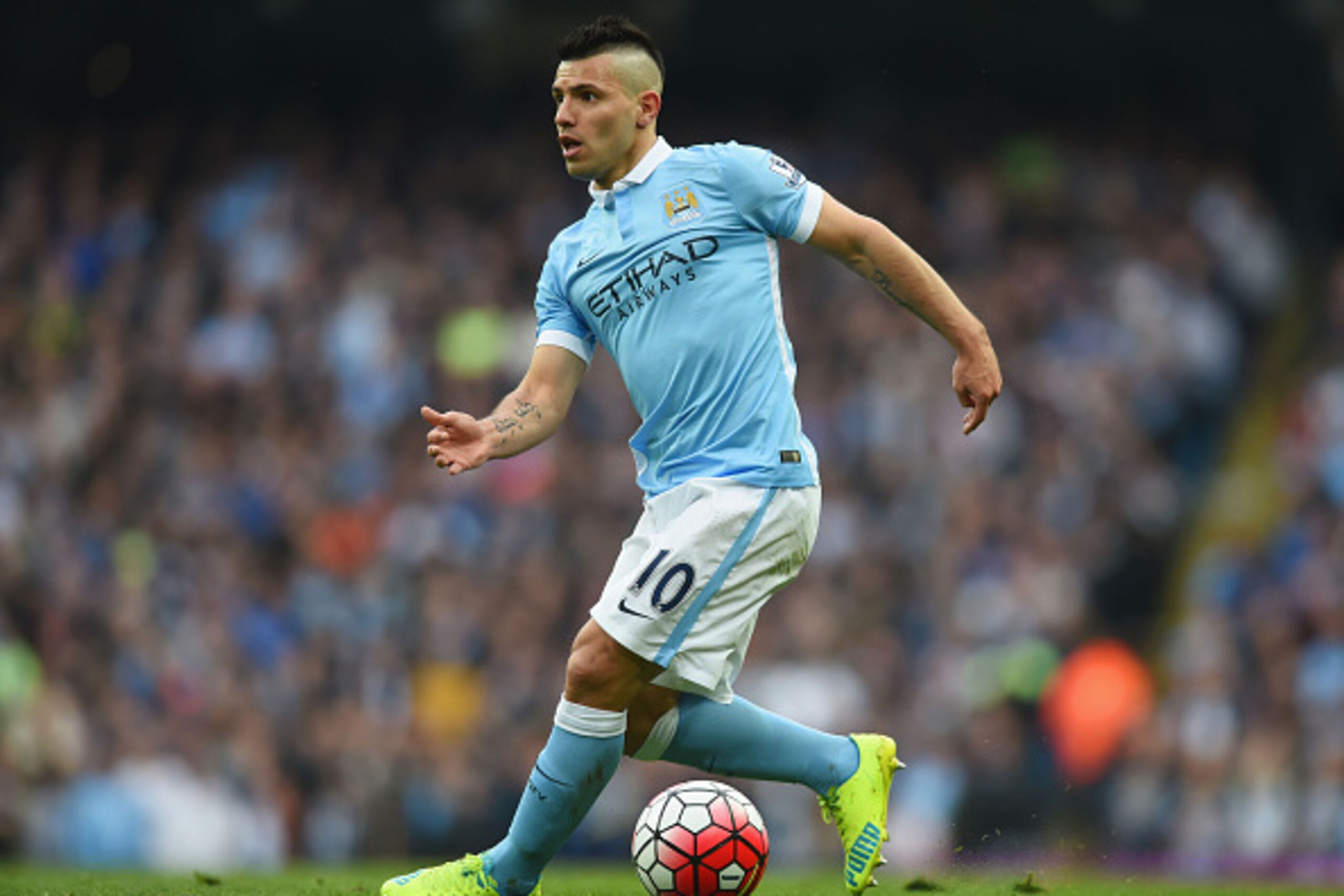 MANCHESTER, ENGLAND - MARCH 20: Sergio Aguero of Manchester City in action during the Barclays Premier League match between Manchester City and Manchester United at Etihad Stadium on March 20, 2016 in Manchester, United Kingdom. (Photo by Michael Regan/ MANCHESTER, ENGLAND - MARCH 20: Sergio Aguero of Manchester City in action during the Barclays Premier League match between Manchester City and Manchester United at Etihad Stadium on March 20, 2016 in Manchester, United Kingdom. (Photo by Michael Regan/