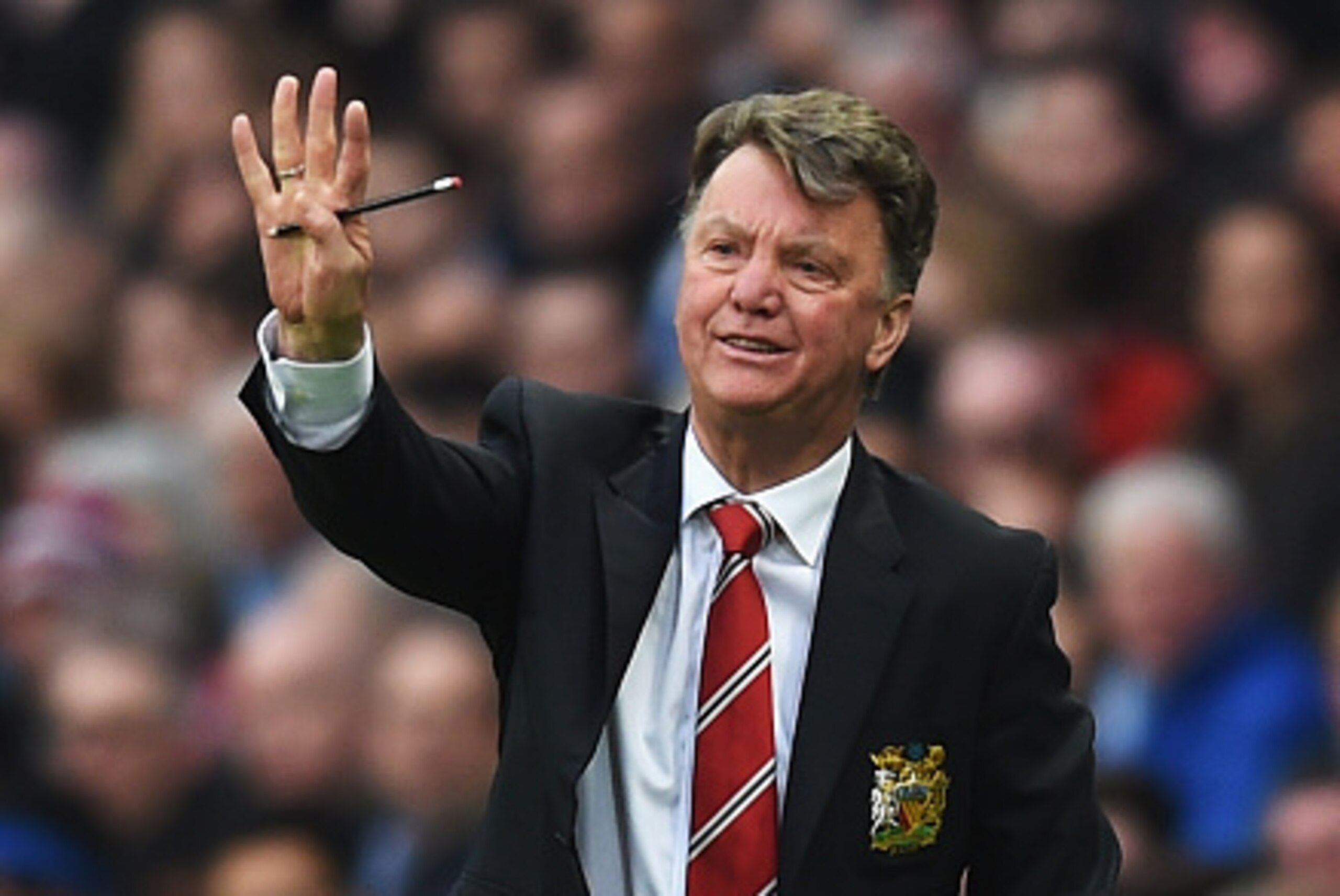 MANCHESTER, ENGLAND - MARCH 20:  Louis van Gaal Manager of Manchester United gives instructions during the Barclays Premier League match between Manchester City and Manchester United at Etihad Stadium on March 20, 2016 in Manchester, United Kingdom.  (Pho