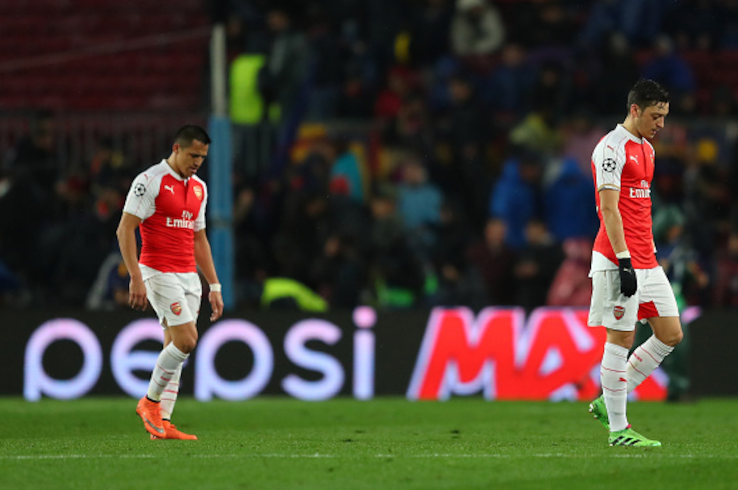 BARCELONA, SPAIN - MARCH 16: Mesut Ozil (R) and Alexis Sanchez (L) of Arsenal leave the pitch at the half time during the UEFA Champions League round of 16, second Leg match between FC Barcelona and Arsenal FC at Camp Nou on March 16, 2016 in Barcelona, S