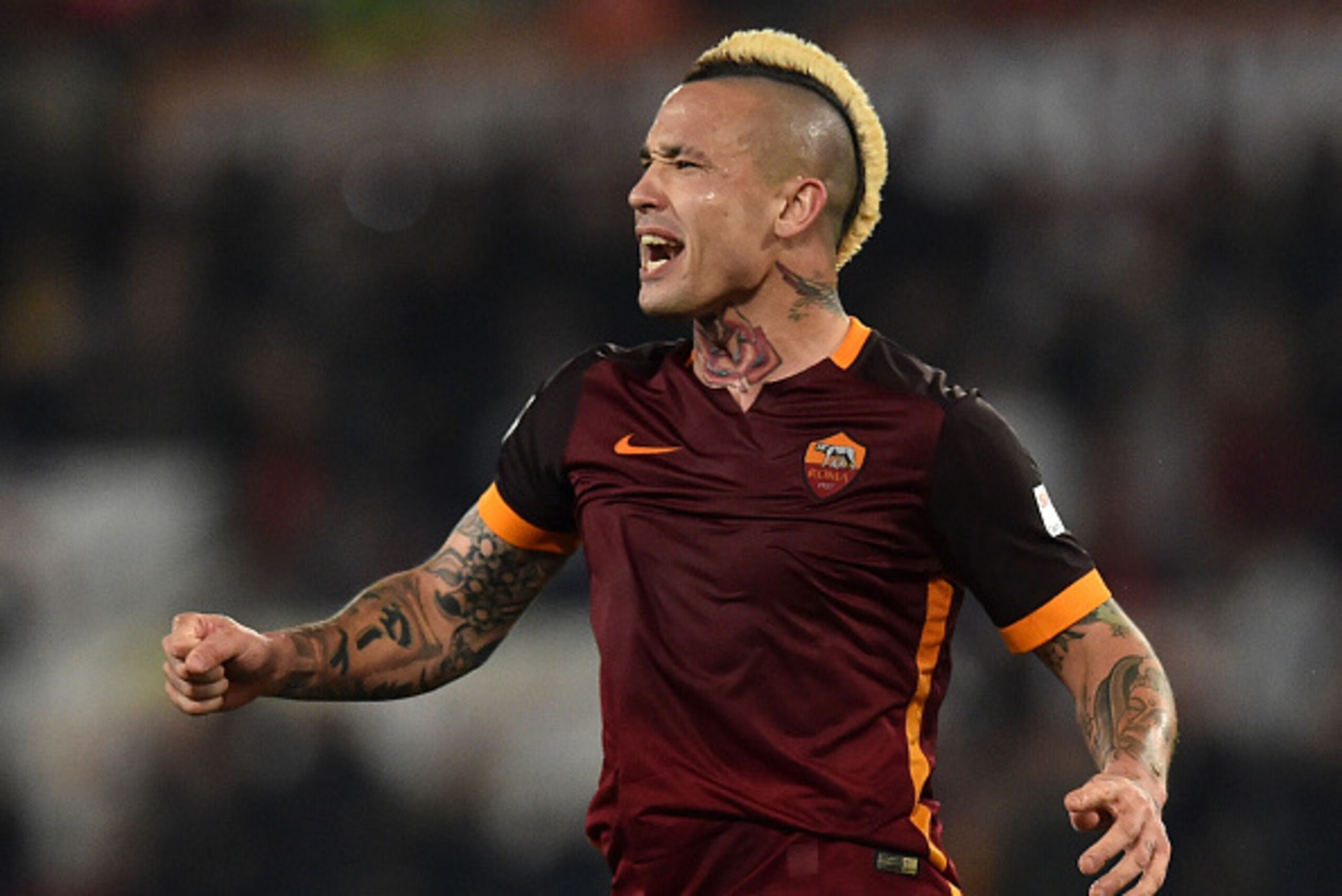 ROME, ITALY - MARCH 19:  Radja Nainggolan of AS Roma celebrates after scoring the goal 1-1 during the Serie A match between AS Roma and FC Internazionale Milano at Stadio Olimpico on March 19, 2016 in Rome, Italy.  (Photo by Giuseppe Bellini/Getty Images)