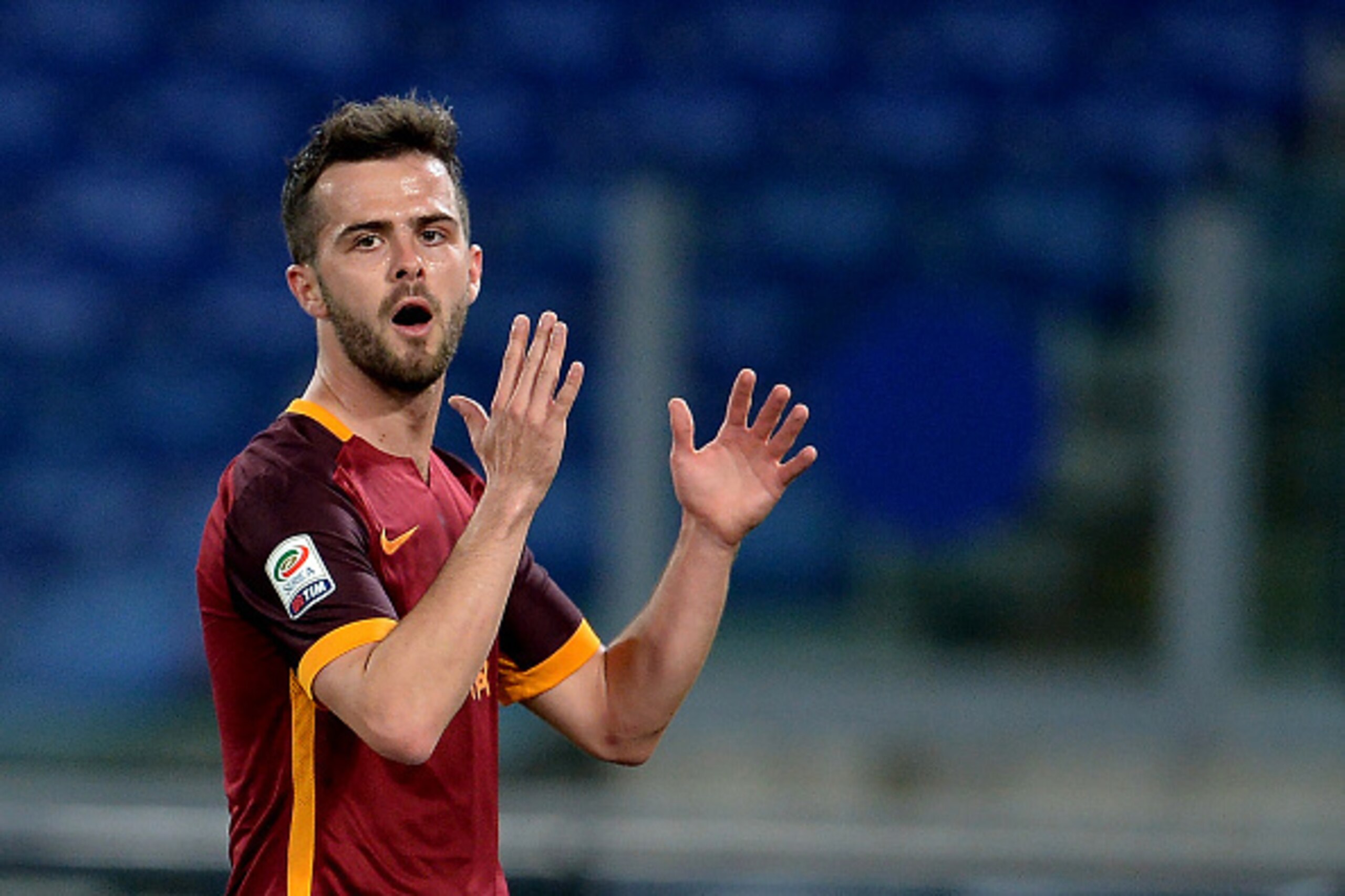 Miralem Pjanic Roma's midfielder from Bosnia-Herzegovina reacts during the Italian Serie A football match AS Roma vs Sampdoria at the Olympic Stadium in Rome on February 7, 2016. / AFP / TIZIANA FABI        (Photo credit should read TIZIANA FABI/AFP/Getty