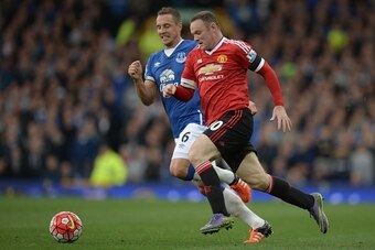 Manchester United's English striker Wayne Rooney (R) vies with Everton's English defender Phil Jagielka during the English Premier League football match between Everton and Manchester United at Goodison Park in Liverpool, north-west England, on October 17