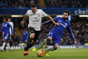 Chelsea's Spanish midfielder Cesc Fabregas (R) challenges Everton's English defender Phil Jagielka (L) during the English Premier League football match between Chelsea and Everton at Stamford Bridge in London on January 16, 2016. AFP PHOTO / ADRIAN DENNIS