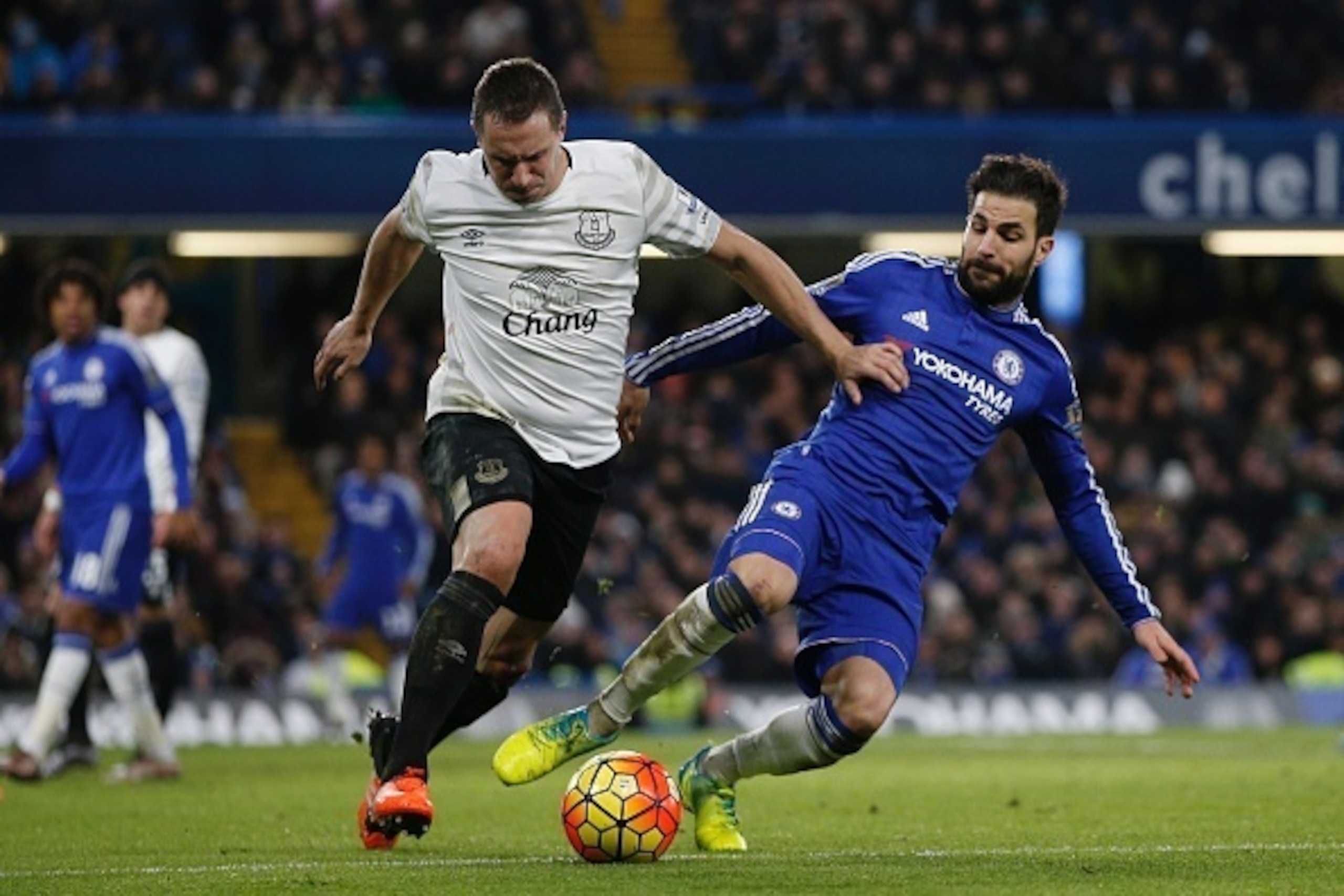 Chelsea's Spanish midfielder Cesc Fabregas (R) challenges Everton's English defender Phil Jagielka (L) during the English Premier League football match between Chelsea and Everton at Stamford Bridge in London on January 16, 2016. AFP PHOTO / ADRIAN DENNIS