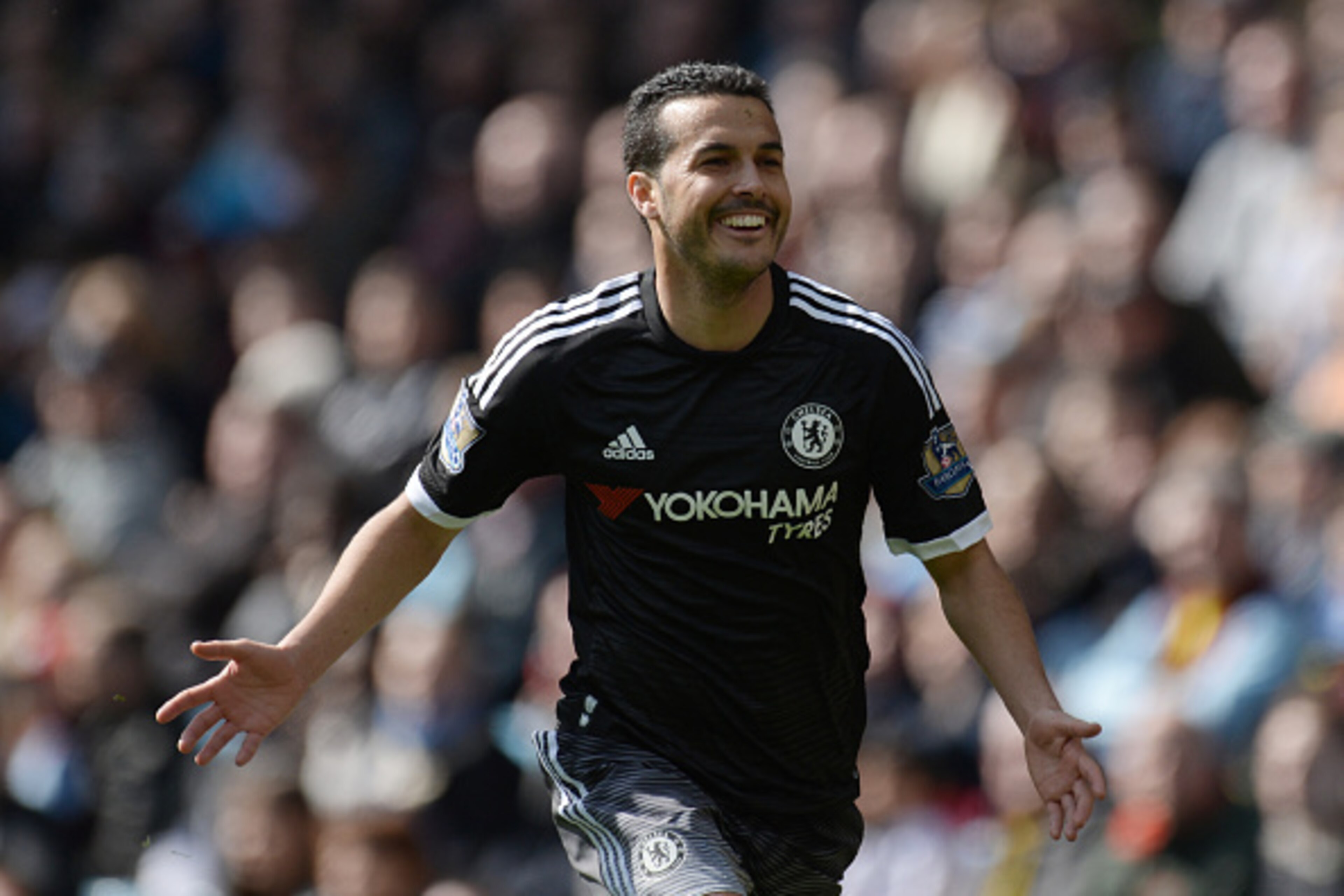 Chelsea's Spanish midfielder Pedro celebrates after scoring his second goal and Chelsea's fourth during the English Premier League football match between Aston Villa and Chelsea at Villa Park in Birmingham, central England on April 2, 2016. / AFP / OLI SC Chelsea's Spanish midfielder Pedro celebrates after scoring his second goal and Chelsea's fourth during the English Premier League football match between Aston Villa and Chelsea at Villa Park in Birmingham, central England on April 2, 2016. / AFP / OLI SC