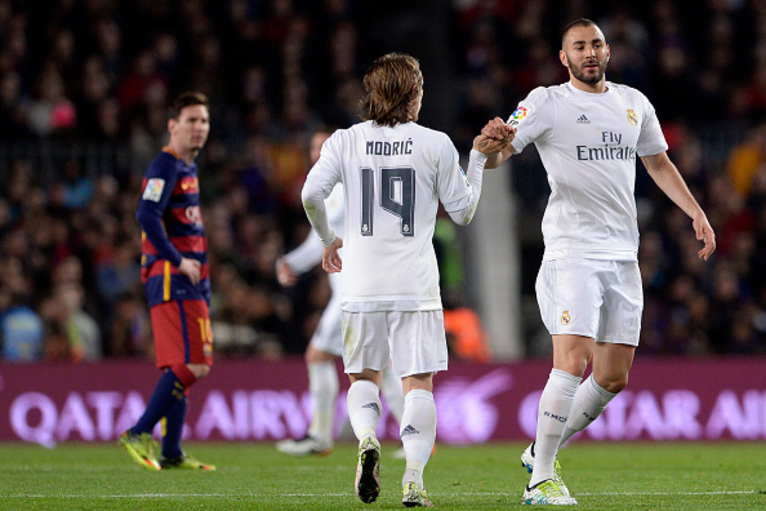 Real Madrid's French forward Karim Benzema (R) celebrates a goal with Real Madrid's Croatian midfielder Luka Modric (C)during the Spanish league 'Clasico' football match FC Barcelona vs Real Madrid CF at the Camp Nou stadium in Barcelona on April 2, 2016.