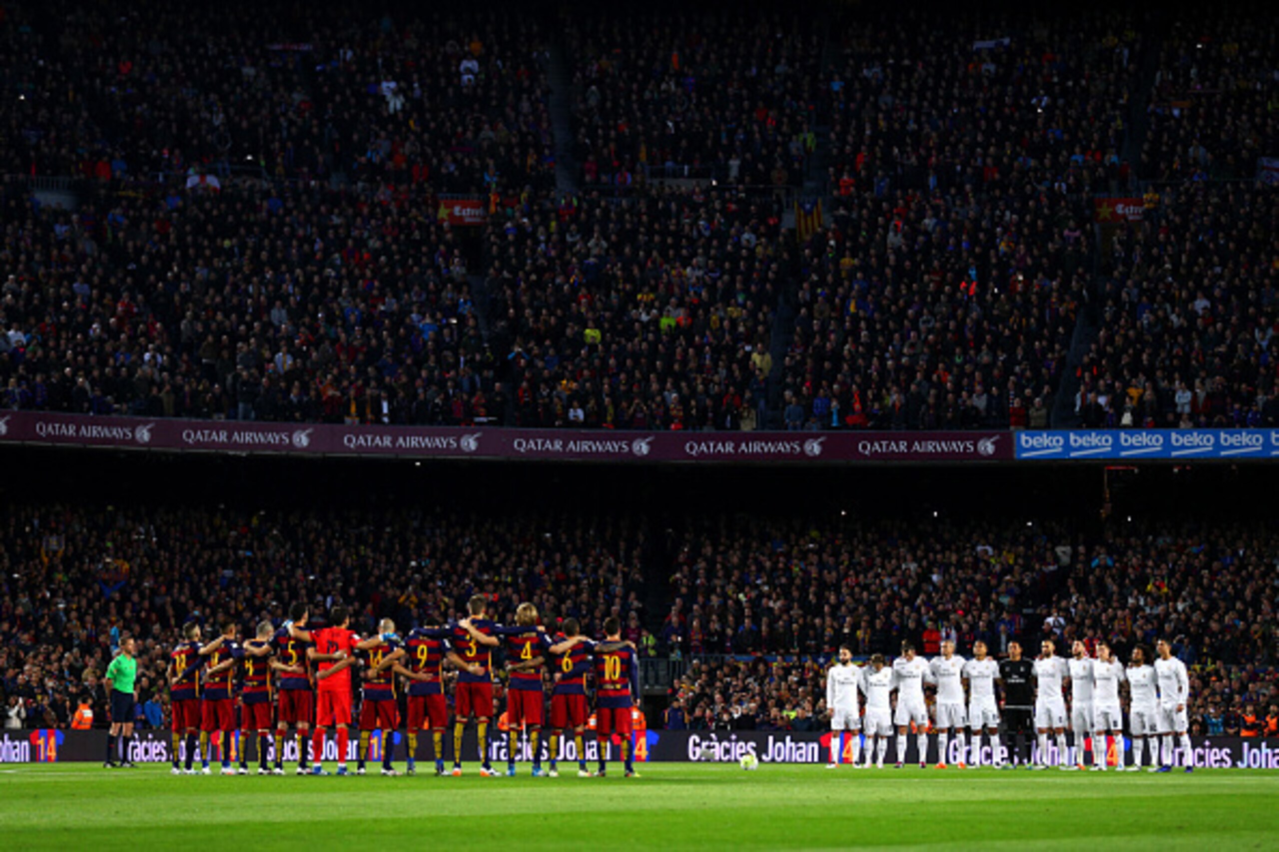 BARCELONA, SPAIN - APRIL 02:  The players and fans observe a minute's silence in memory of the former FC Barcelona player and manager, Johan Cruyff before the La Liga match between FC Barcelona and Real Madrid CF at Camp Nou on April 2, 2016 in Barcelona,