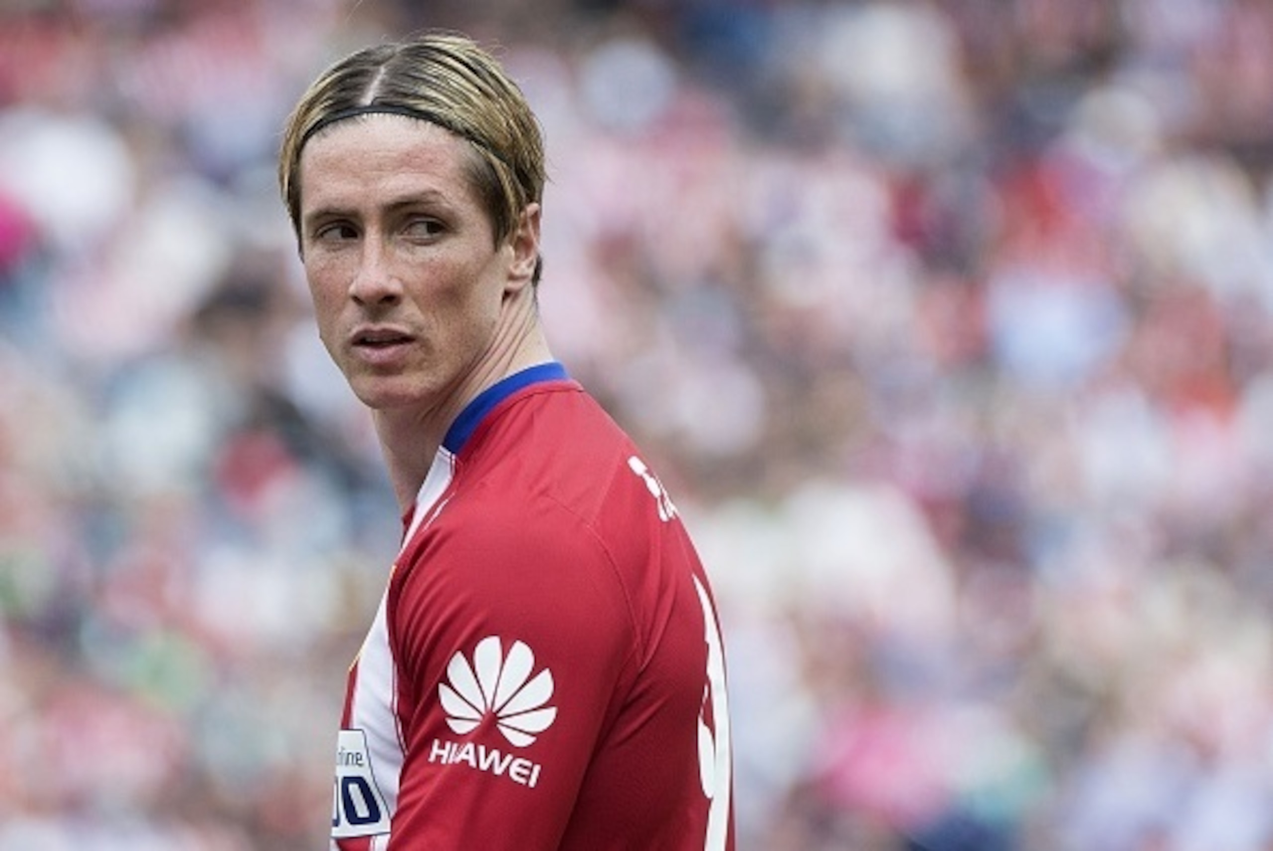 Atletico Madrid's forward Fernando Torres looks sideways during the Spanish league football match Club Atletico de Madrid vs Real Betis Balompi at the Vicente Calderon stadium in Madrid on April 2, 2016. / AFP / CURTO DE LA TORRE        (Photo credit shou