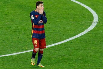 Barcelona's Argentinian forward Lionel Messi reacts after missing a goal opportunity  during the Spanish league 'Clasico' football match FC Barcelona vs Real Madrid CF at the Camp Nou stadium in Barcelona on April 2, 2016. / AFP / PAU BARRENA        (Phot