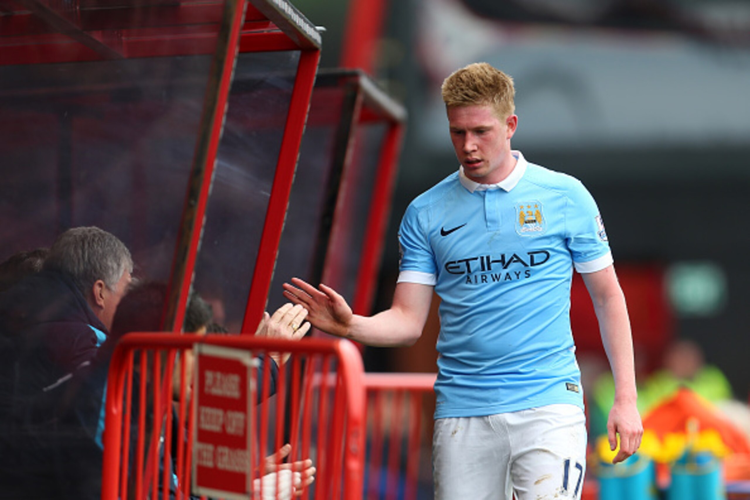 BOURNEMOUTH, ENGLAND - APRIL 02:  Kevin De Bruyne of Manchester City high fives the bench as he is substituted during the Barclays Premier League match between AFC Bournemouth and Manchester City at Vitality Stadium on April 2, 2016 in Bournemouth, Englan