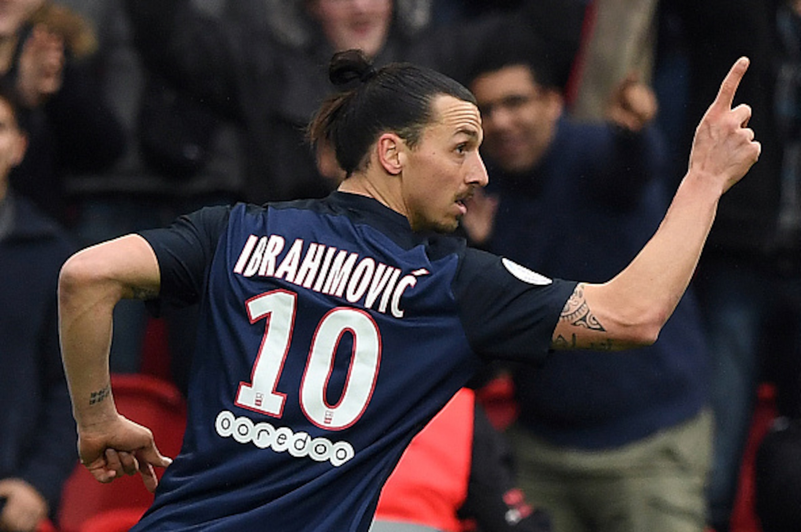 Paris Saint-Germain's Swedish forward Zlatan Ibrahimovic (C) celebrates after scoring during the French L1 football match between Paris Saint-Germain and Nice at the Parc des Princes stadium in Paris on April 2, 2016. AFP PHOTO / FRANCK FIFE / AFP / FRANC