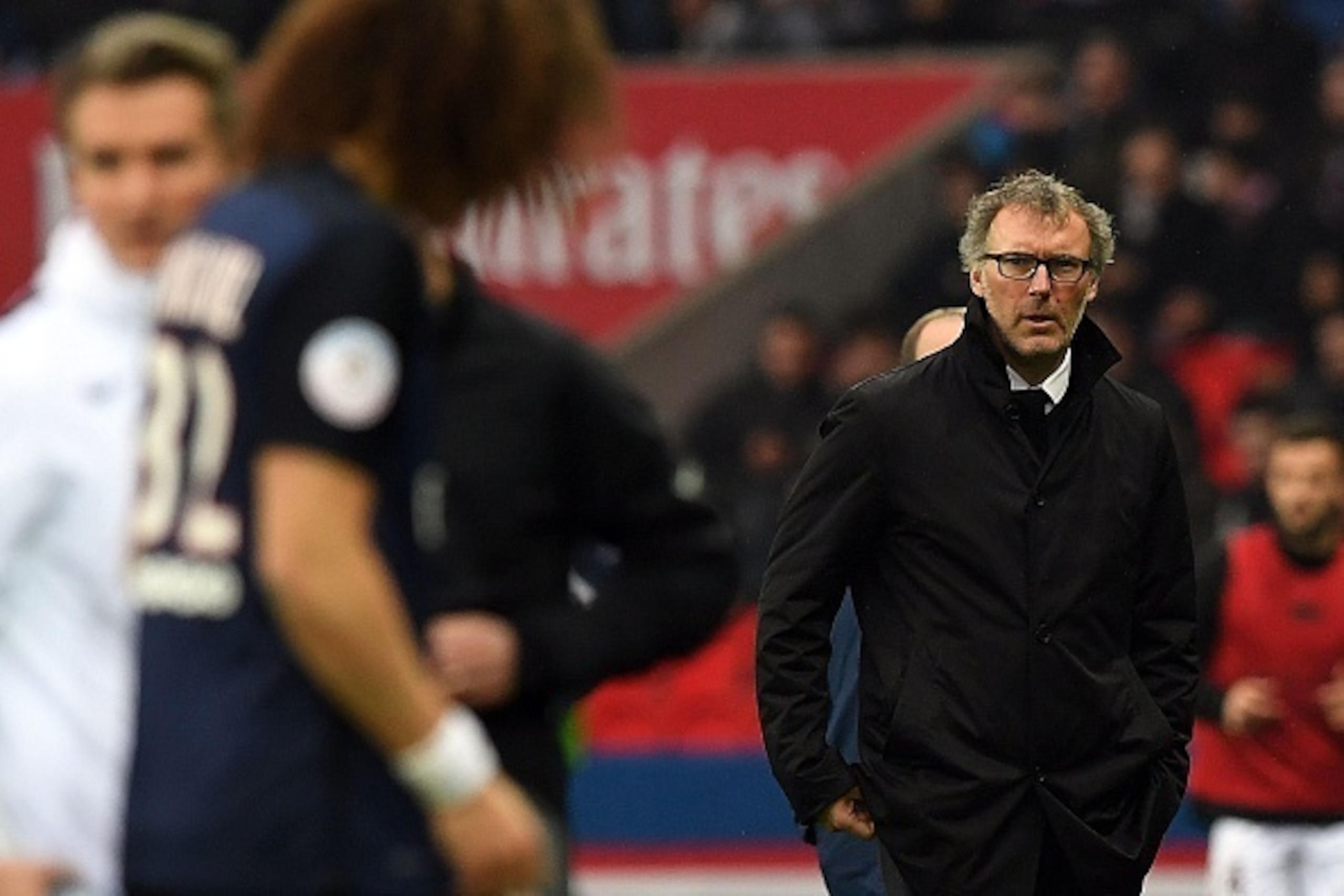 Paris Saint-Germain's French head coach Laurent Blanc (R) looks at defender David Luiz after he was injured during the French L1 football match between Paris Saint-Germain and Nice at the Parc des Princes stadium in Paris on April 2, 2016.  AFP PHOTO / FR